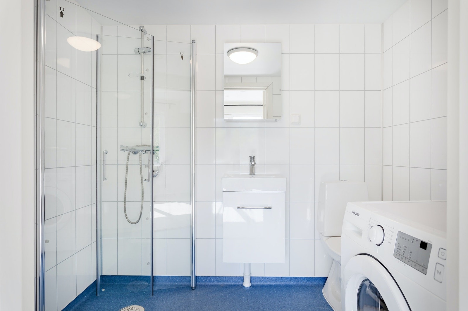 Nyoppusset bad fra 2019 med dusj, vask, toalett og vaskemaskin. Galleribilde