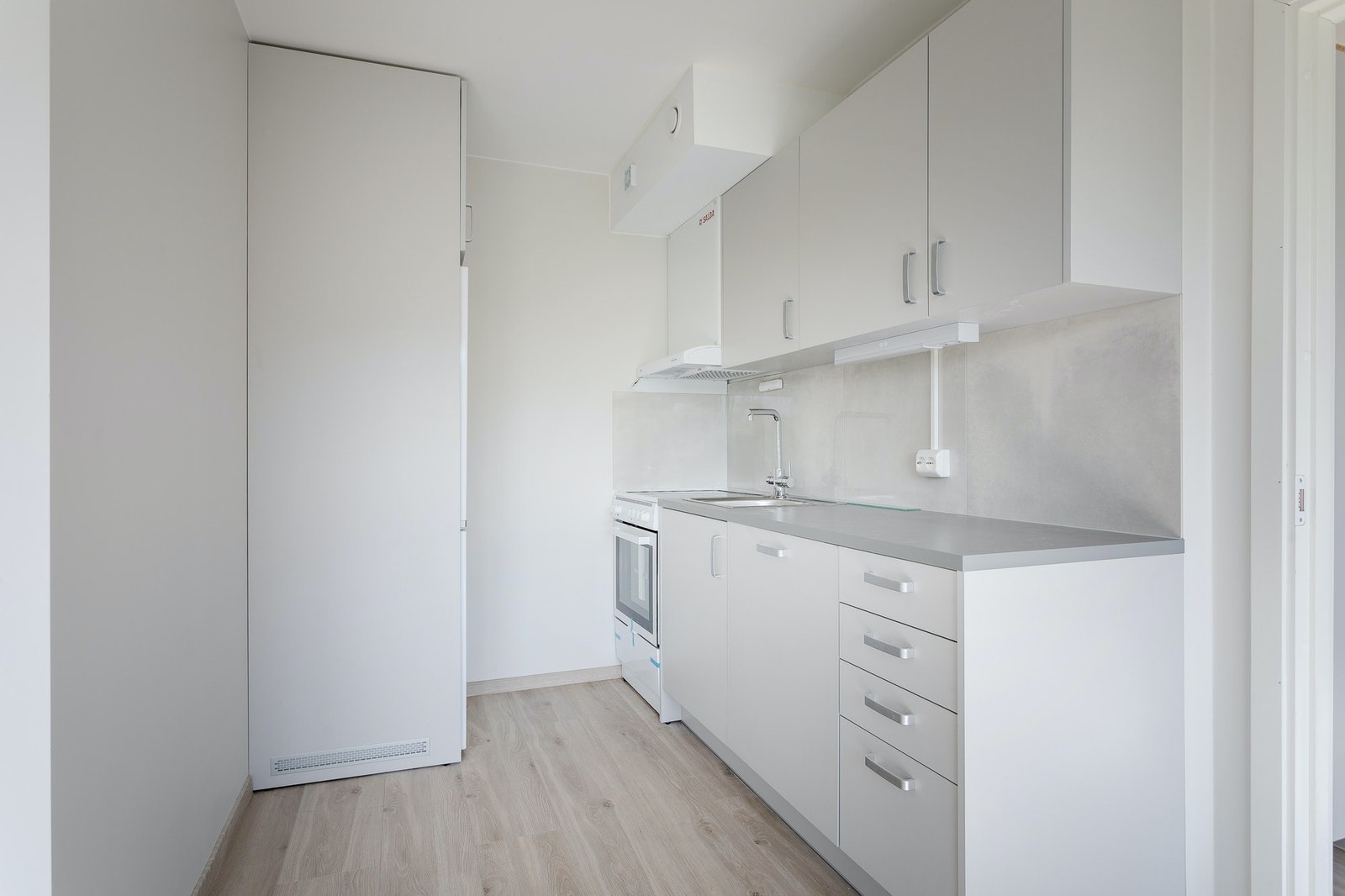 Kjøkkenet inneholder komfyr, koketopp, kombinert kjøleskap og fryser, oppvaskmaskin, samt god oppbevaringsplass. Galleribilde