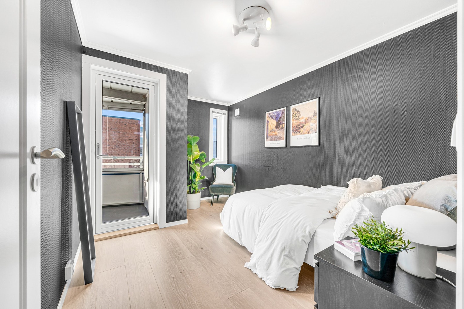 Soverom 2 er også på ca. 10 kvm, og har egen utgang til den sørvendte balkongen. Praktisk innhuk ved vindu hvor man f.eks kan ha en kontorpult. Galleribilde