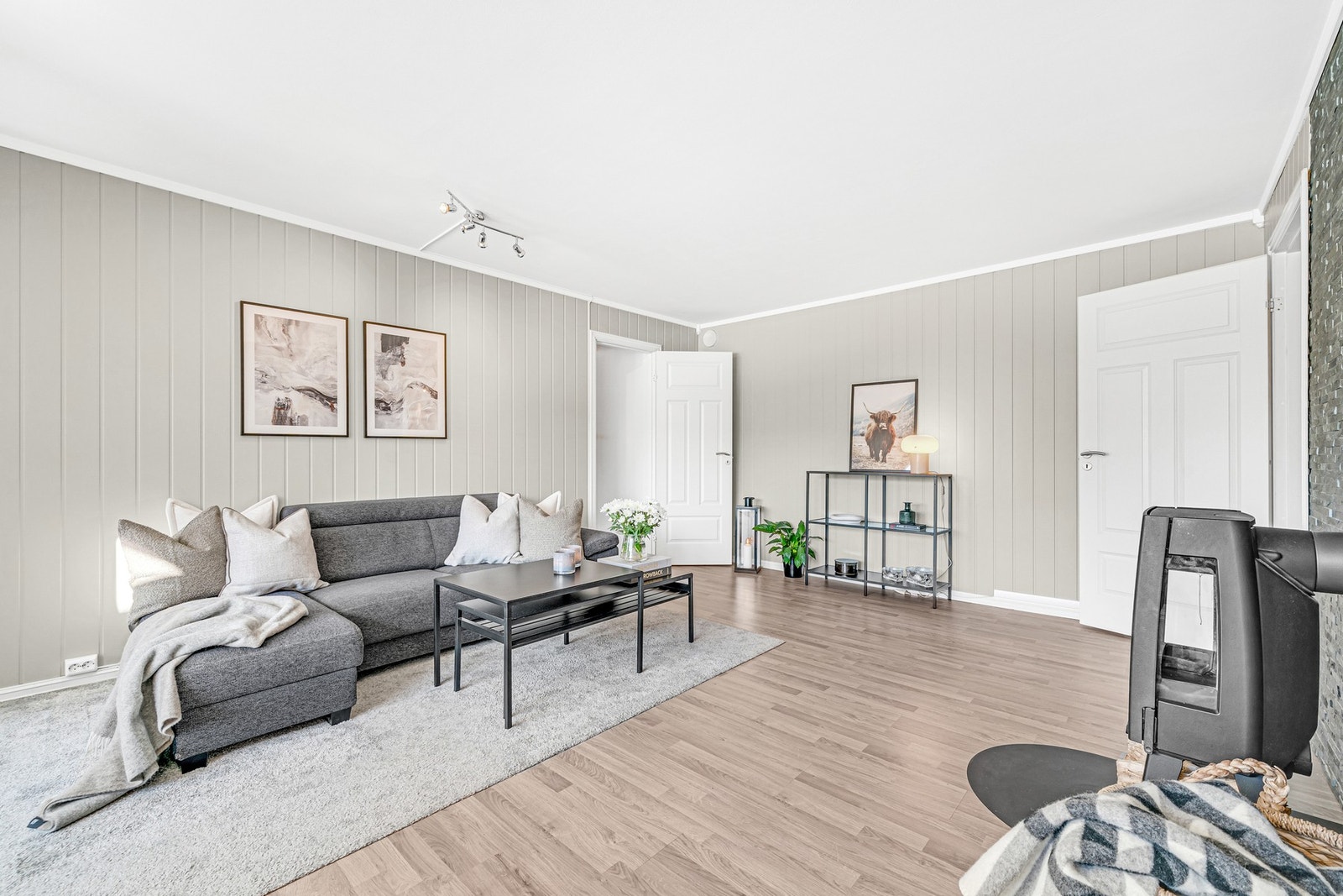 Felleskostnadene inkluderer bl.a TV-pakke, internett (fiber), kommunale avgifter, trappevask, vaktmestertjeneste m.m. Galleribilde