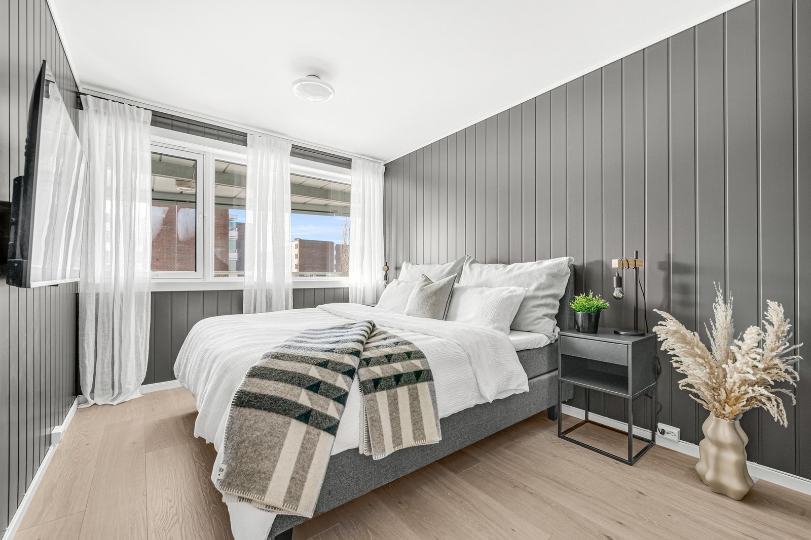 Soverom 1 er på ca. 10 kvm. Lyse og nøytrale fargevalg gir en behagelig atmosfære. Galleribilde