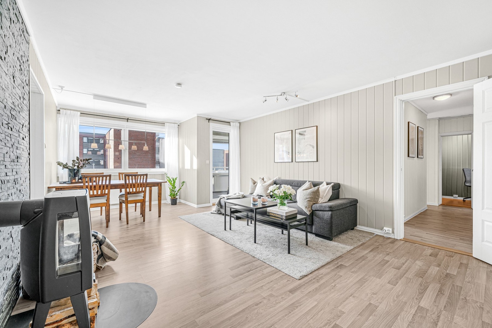 Leiligheten er på hele 96kvm BRA, og planløsningen oppleves svært effektiv. Moderne peisovn på stue (pipeløpet ble renovert i 2006). Galleribilde