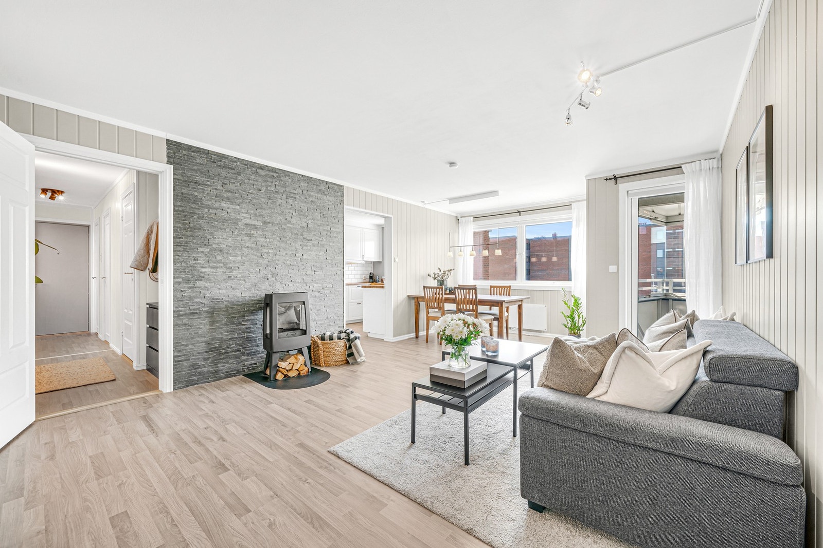 EiendomsMegler1 v/Frank Robert Bae har gleden av å presentere en moderne 3- roms toppetasje leilighet i populære Brundalen. Galleribilde