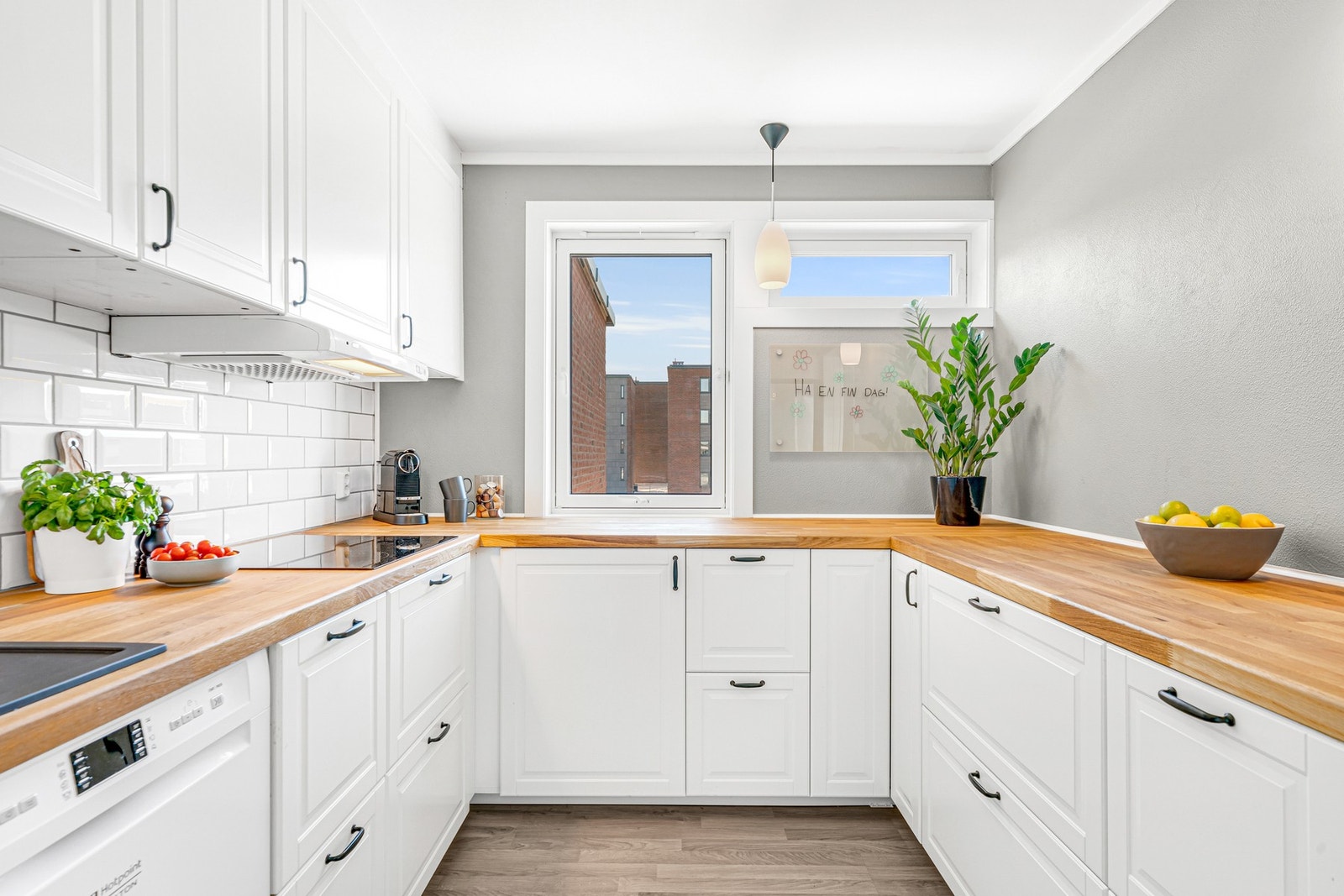 Kjøkkenet har rikelig med skap- og benkeplass. Ny benkeplate ble montert i 2021. Galleribilde