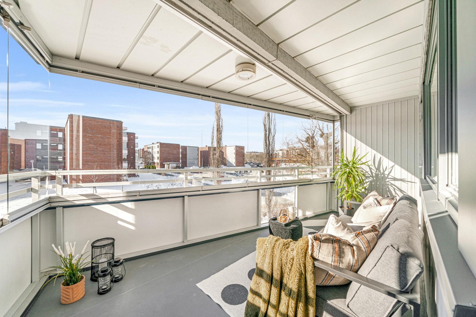 Fra stuen er det utgang til sørvendt og innglasset balkong på 10 kvm. Her nyter man solen fra ca. kl. 09:00 til 19:30 på sommerstid. Glassene kan skyves til siden og åpnes helt opp. Galleribilde