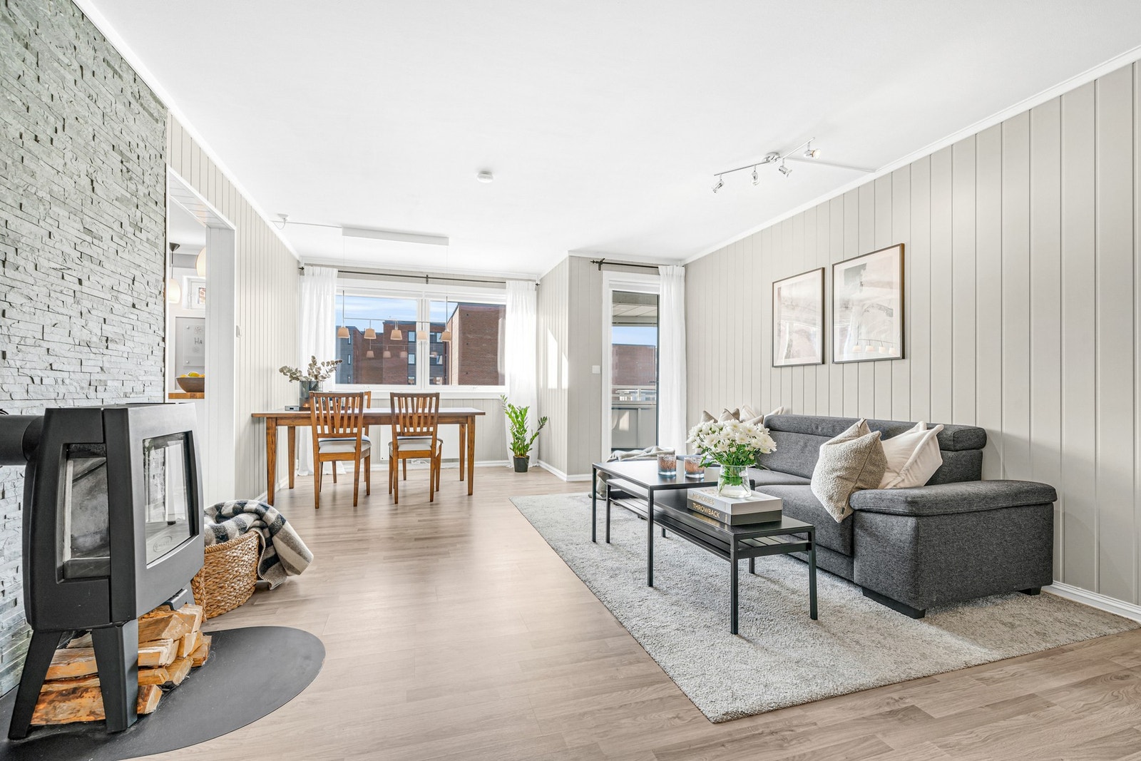 Store vindusflater gir et godt lysinnslipp, og sammen med beliggenhet i øverste etasje bidrar dette til en lett og luftig atmosfære. Galleribilde