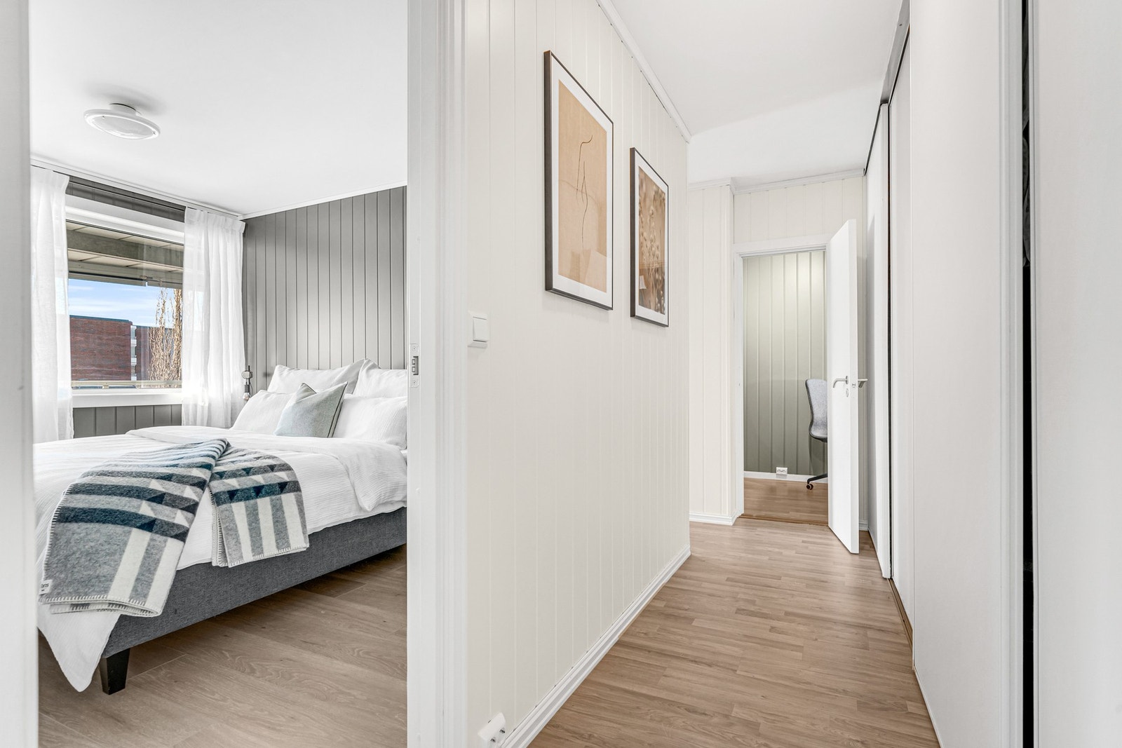 Soveromsgang med stor skyvedørsgarderobe. Galleribilde