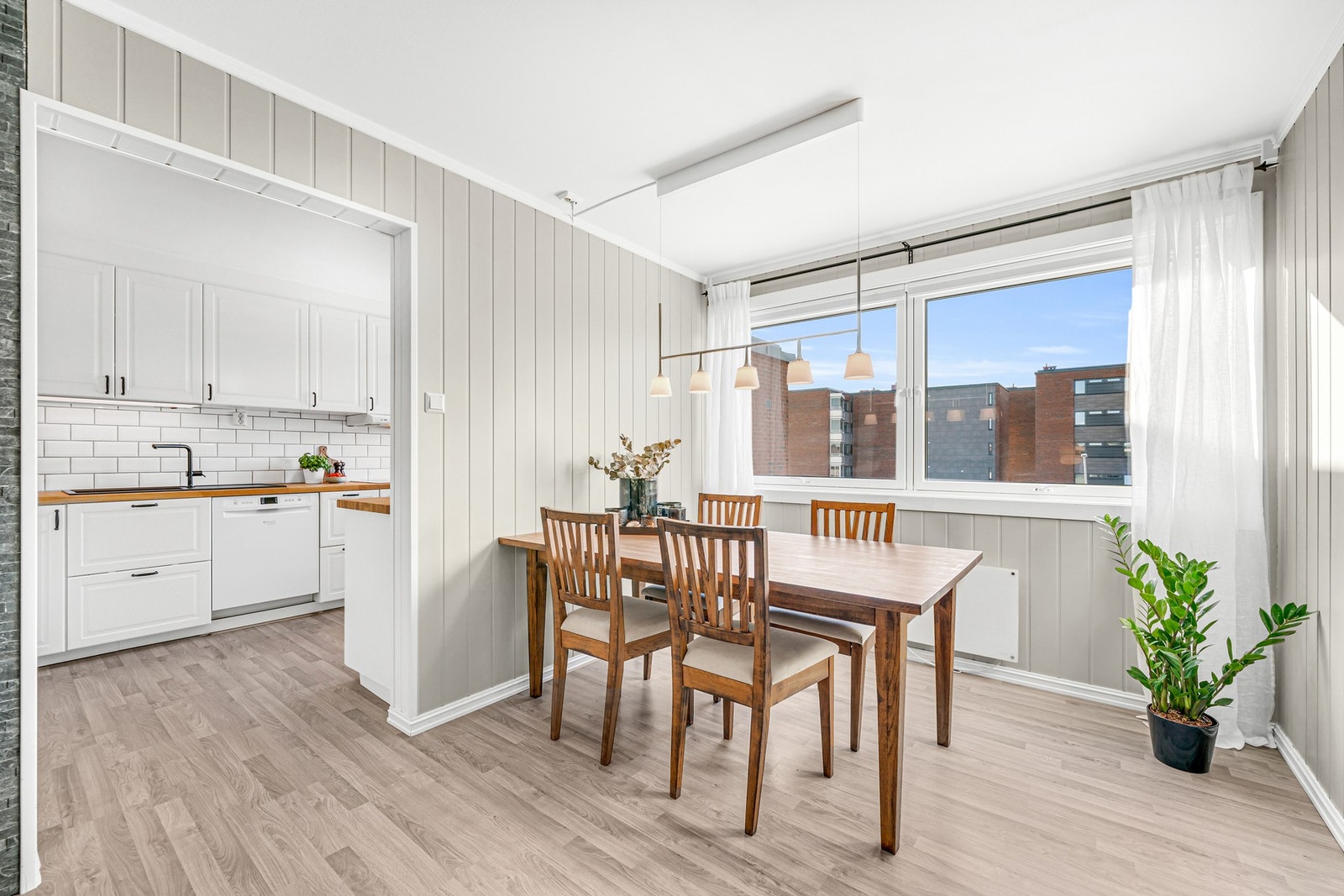 I passasjen mellom stue og kjøkken er det god plass til spisemøblement. Galleribilde