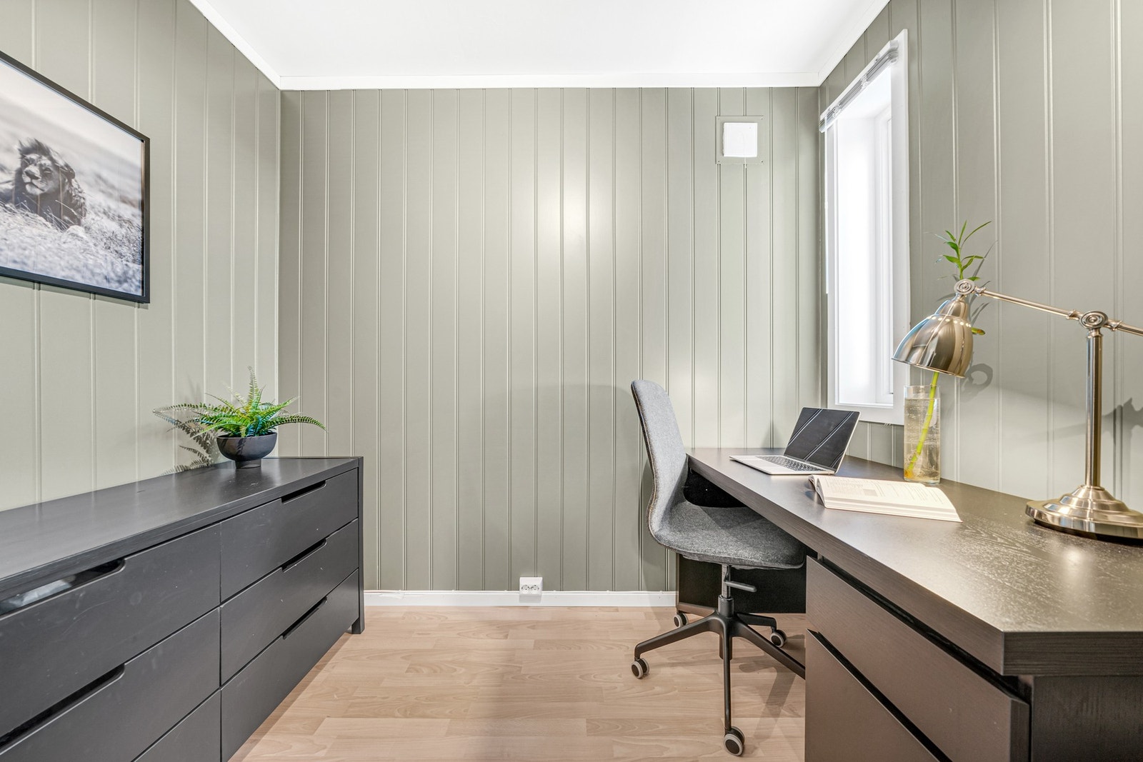 I enden av soveromsgang er det etablert et tredje rom som har blitt brukt som både gjesterom, TV-stue og kontor. Rommet tilfredsstiller ikke dagens krav til lysinnslipp. Galleribilde