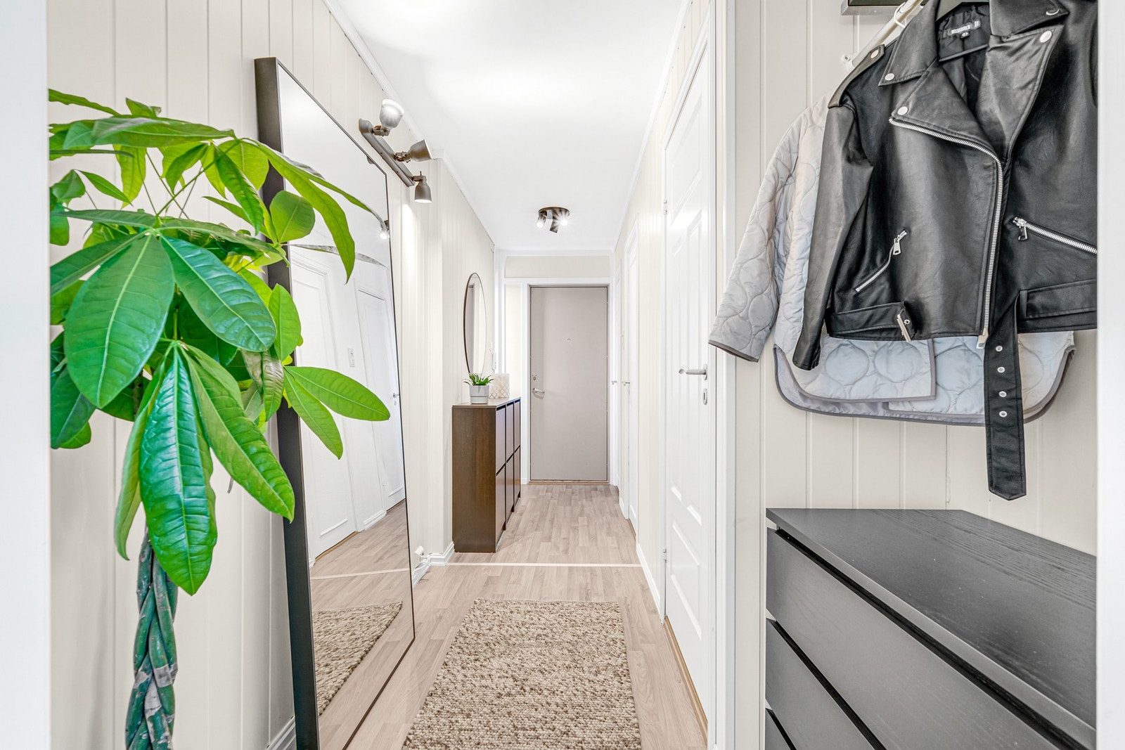 Gang sett mot entré. Gangen ble oppusset i 2023. Sikringsskap med automatsikringer er lokalisert rett utenfor ytterdøren. Galleribilde