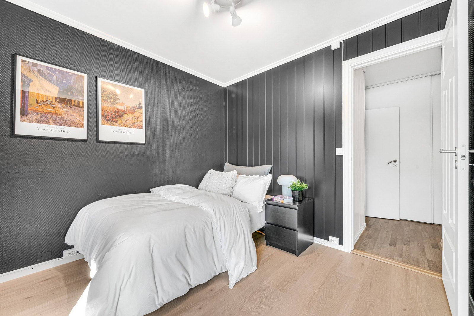 God plass til dobbeltseng og garderobeløsning. Galleribilde