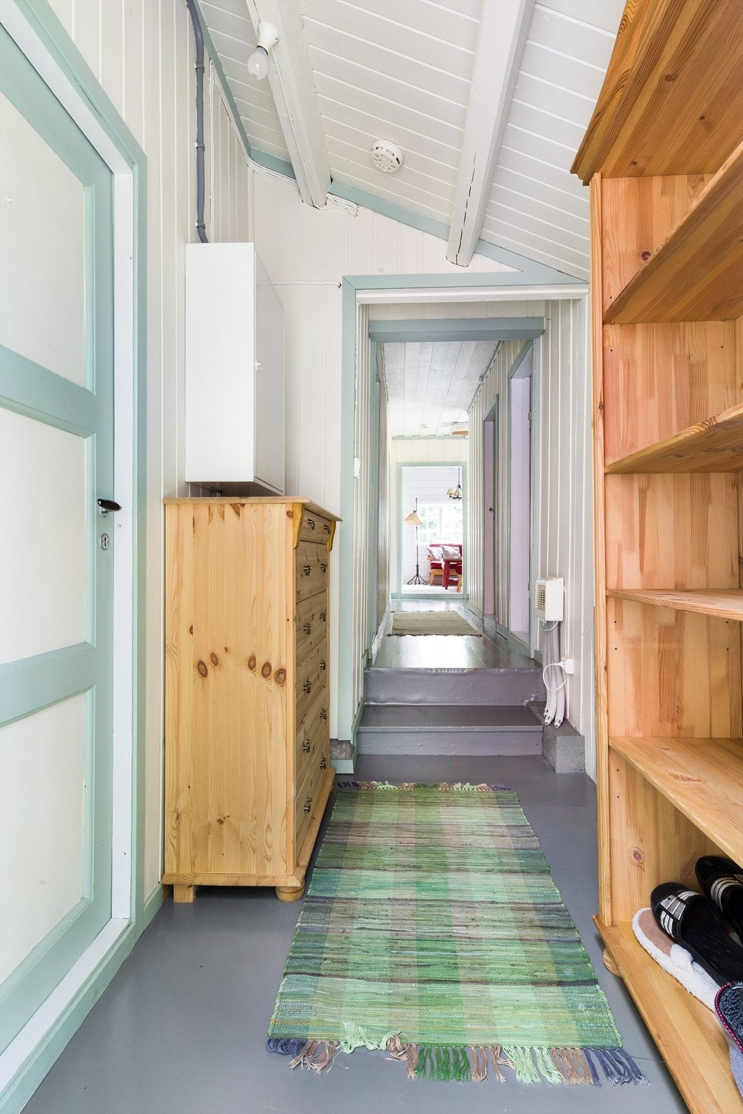 Bi-inngang fra utsiden ved utvendig bod. Galleribilde