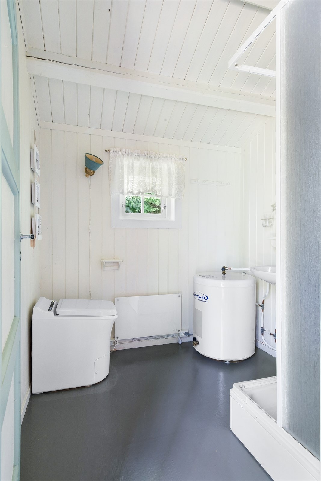 Bad med forbrenningstoalett, dusj og servant. Galleribilde