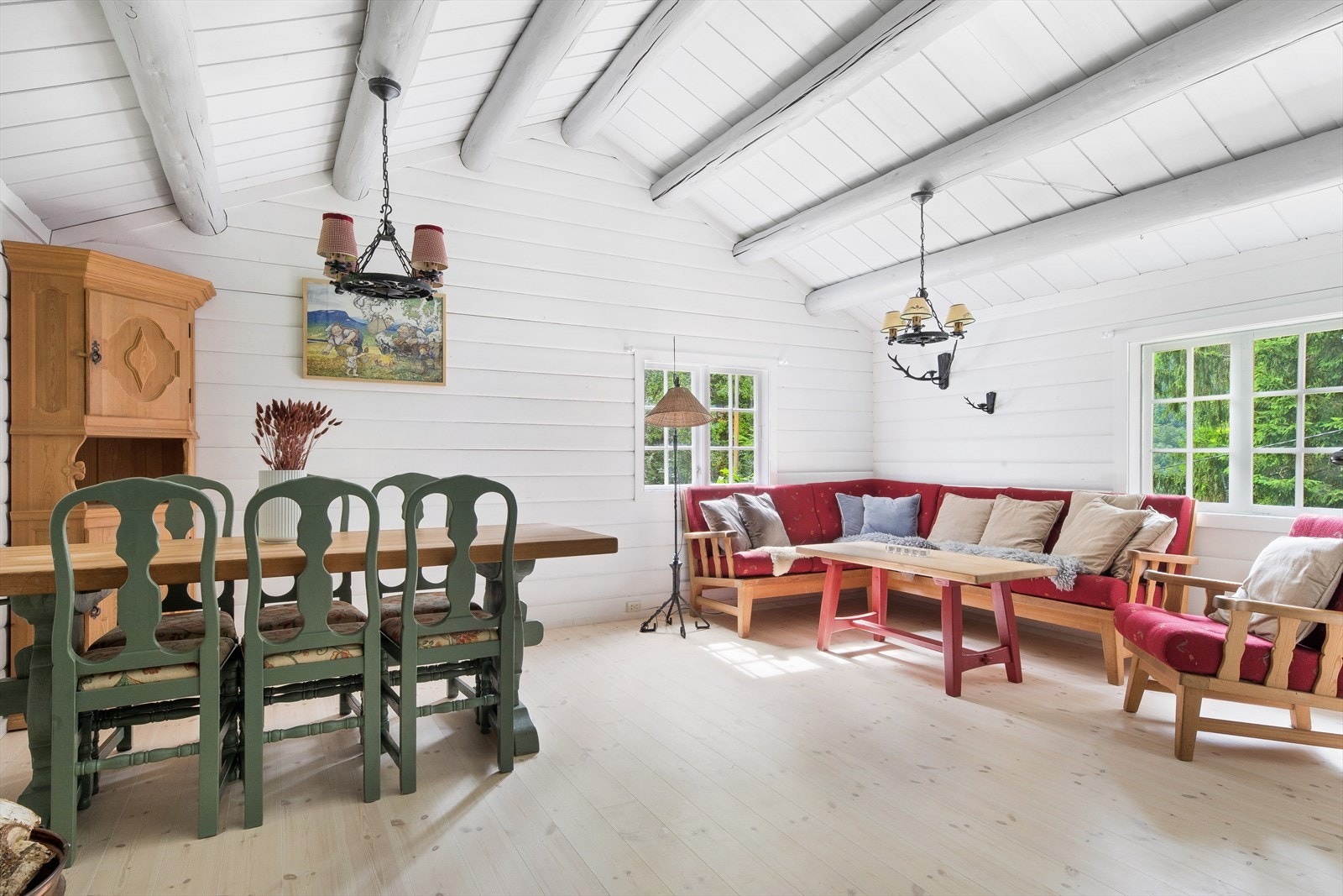 Romslig stue med god takhøyde og plass til både sofa og spisebord. Galleribilde