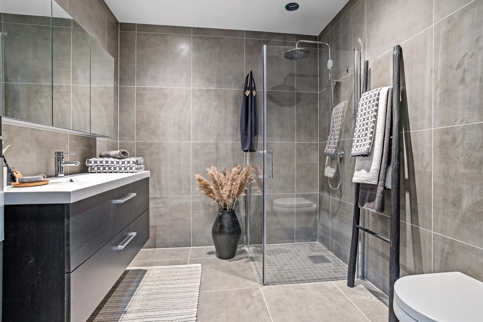 Badet i sokkeletasjen er på 8 kvm. og har samme materialvalg som badet oppe Galleribilde