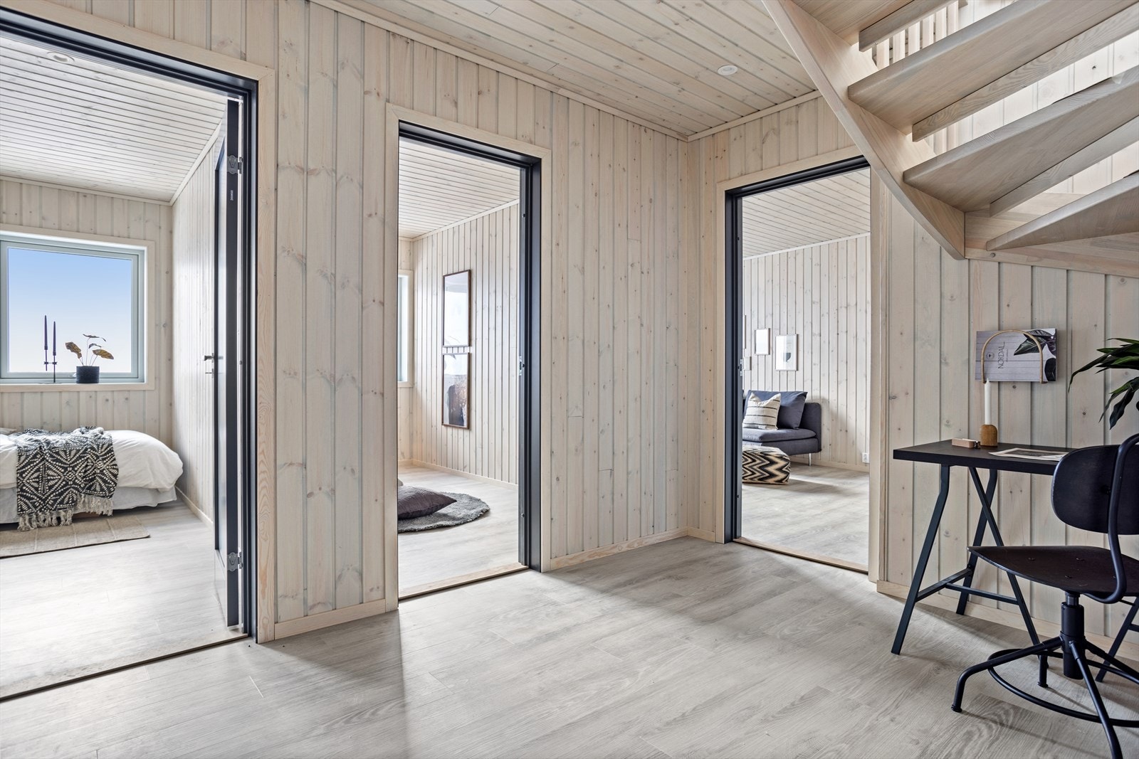 Sokkeletasjen har romslig gang og 4 soverom Galleribilde