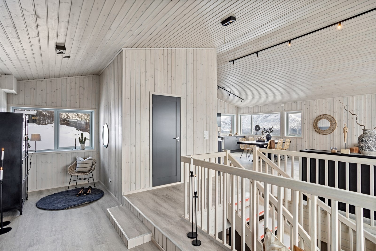 Åpen gang på 14 kvm. med inngang til bod og vaskerom til venstre Galleribilde