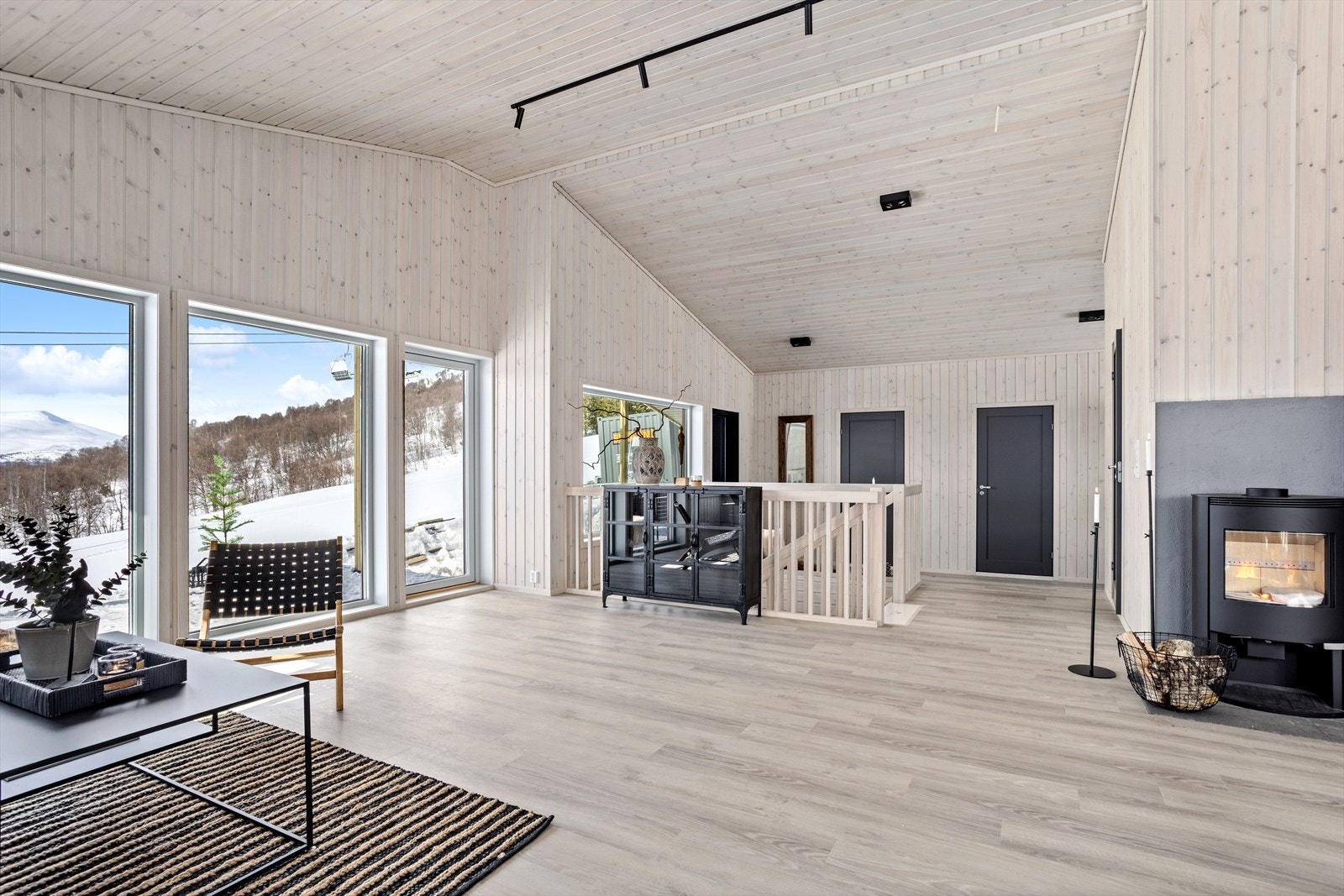 De store vindusflatene og den rause takhøyden gir en utrolig god romfølelse Galleribilde