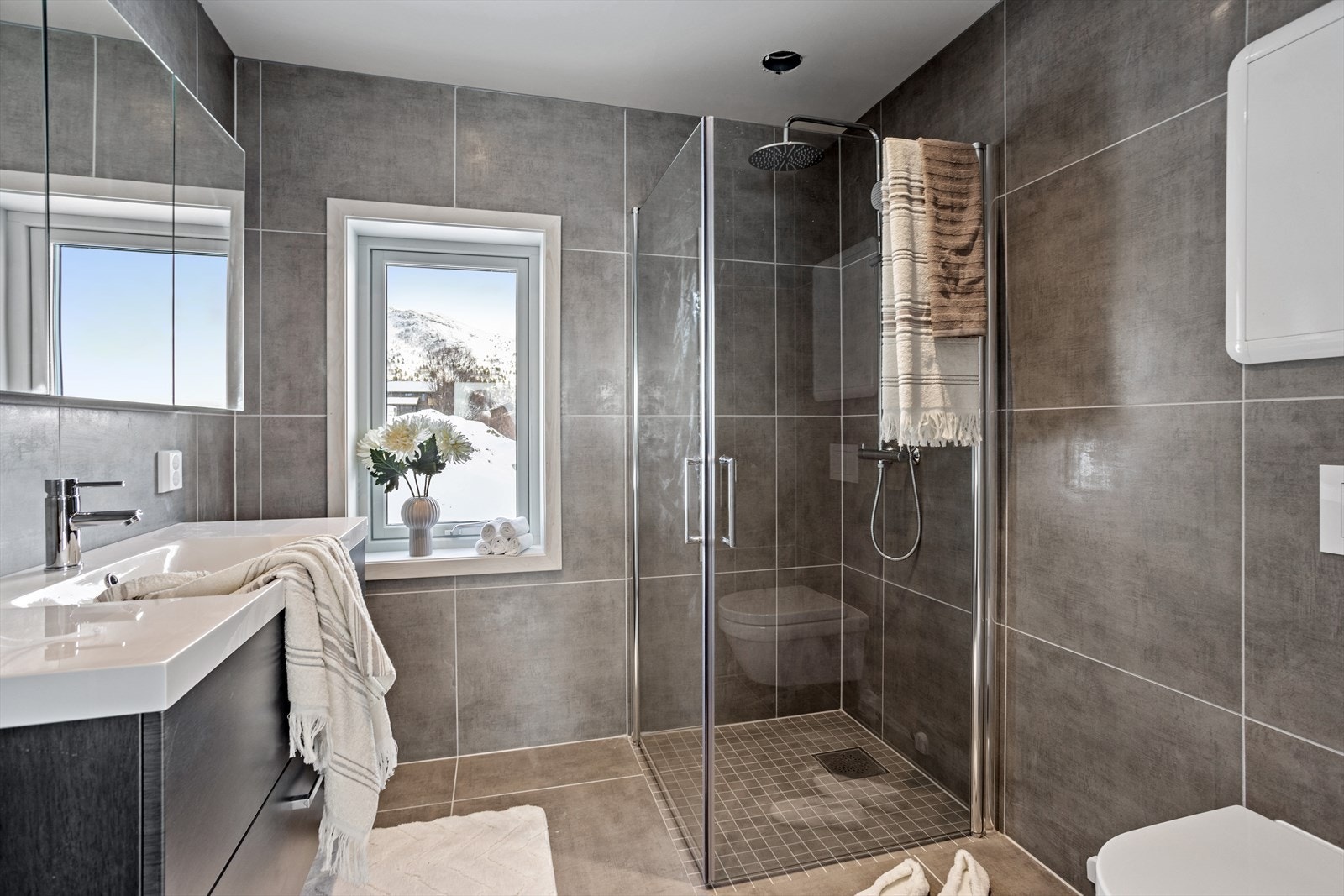 Pent bad i 1. etasje på 4,5 kvm. med fine farge- og materialvalg Galleribilde