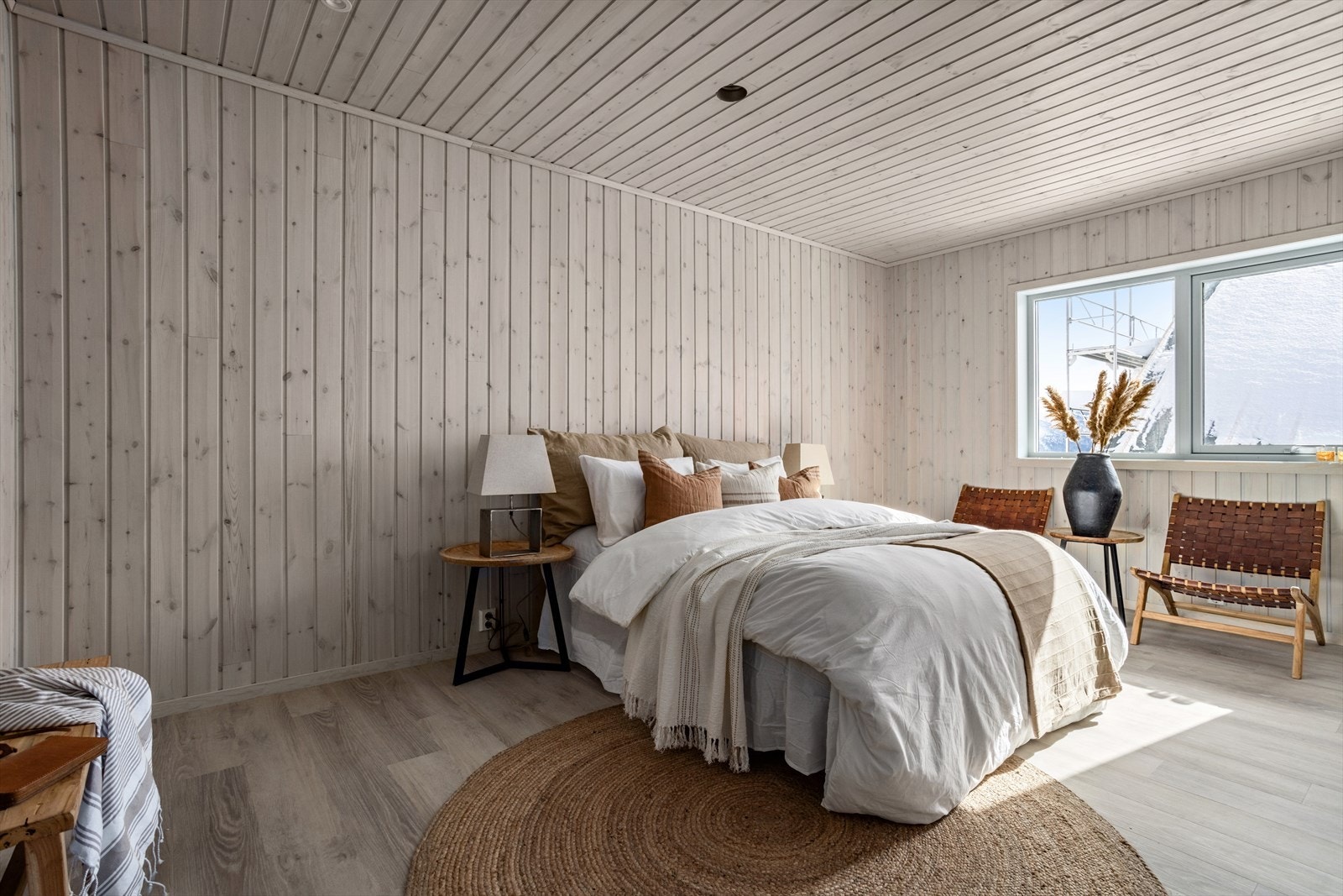 Dette soverommet er på 15,5 kvm. og har god plass til dobbeltseng og oppbevaringsmøblement Galleribilde