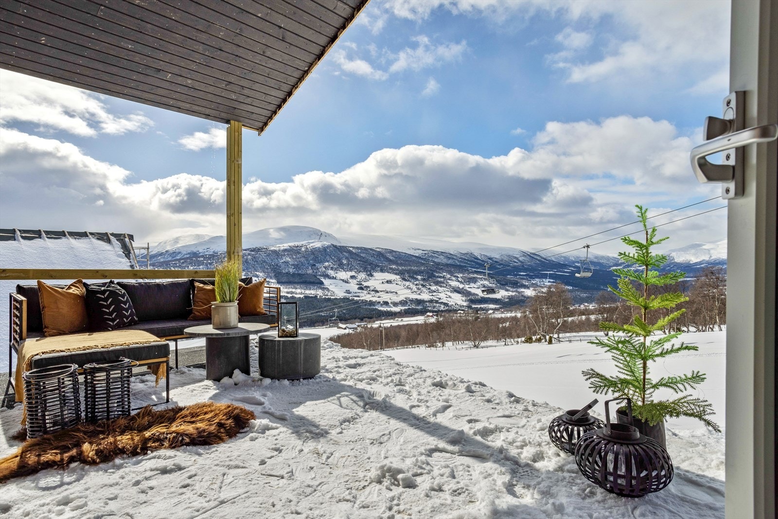 Vestvendt veranda med fantastisk utsikt og gode solforhold! Her kan man spenne på seg skia og kjøre rett ut i løypa. Galleribilde