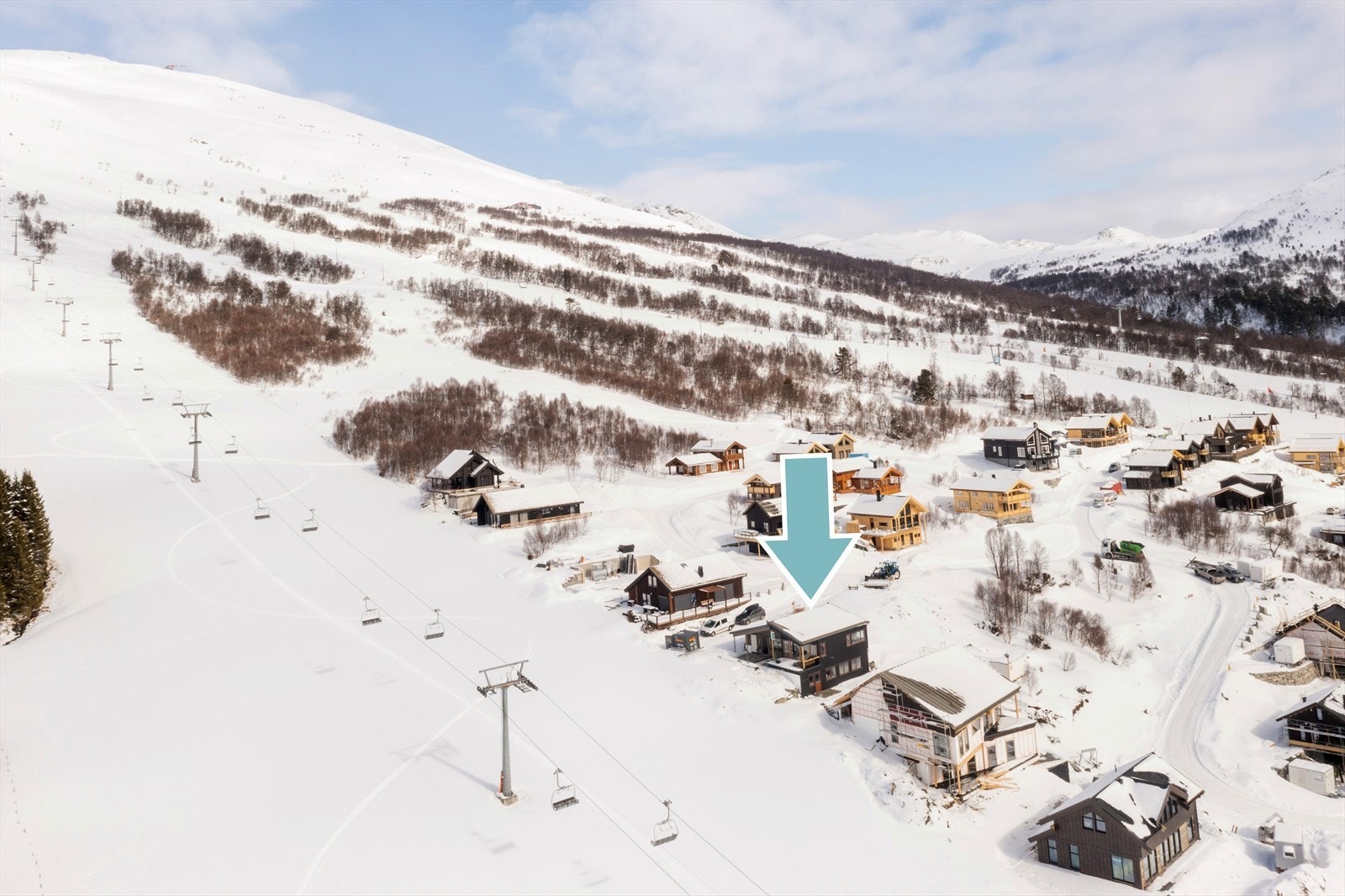 Fritidsboligen har en meget attraktiv beliggenhet med skitrekket rett utenfor døra! Galleribilde