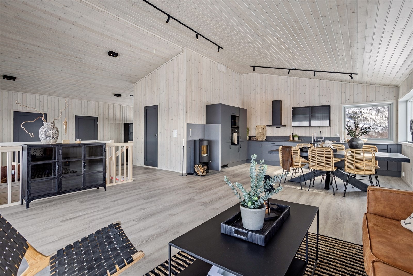 Det stilige kjøkkenet fra kvalitetsleverandøren Sigdal passer perfekt inn med resten av materialvalgene Galleribilde