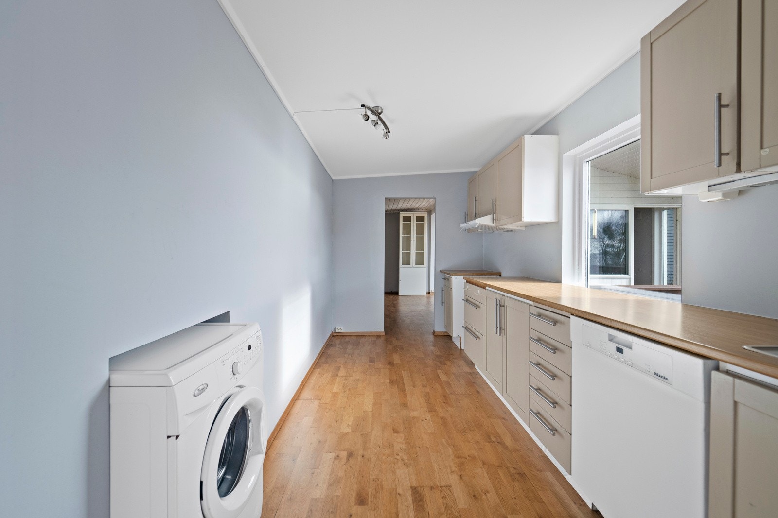 Kjøkken med delvis åpen løsning mot stue Galleribilde