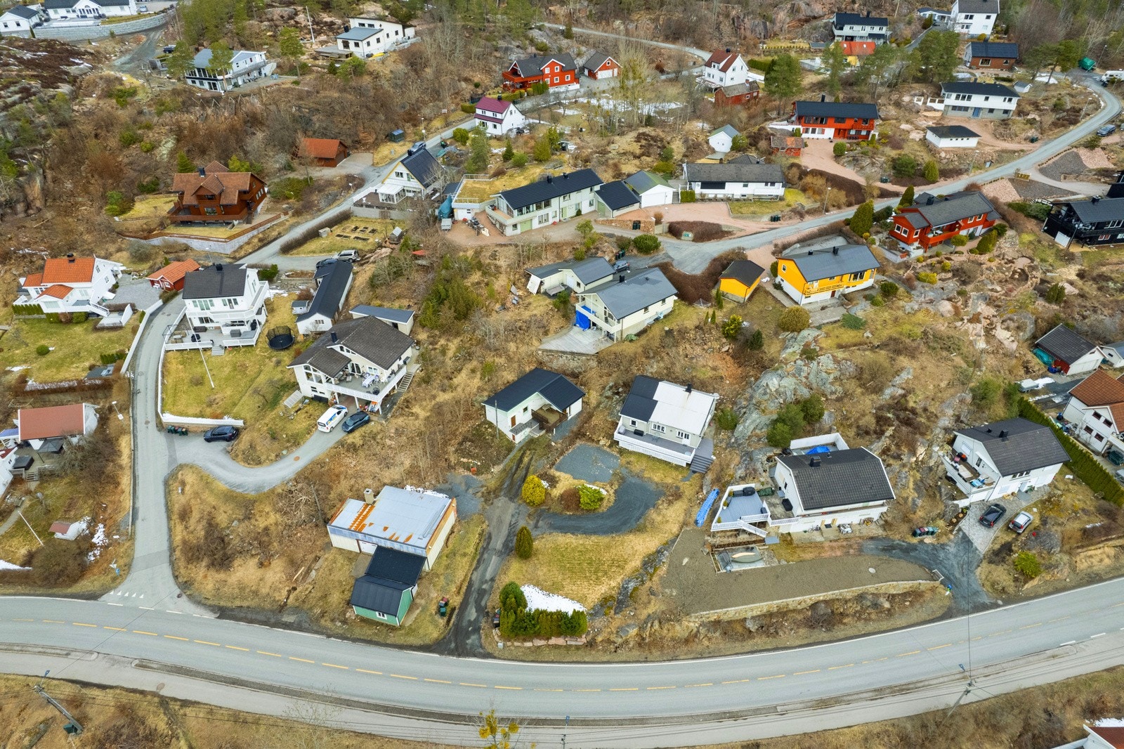 Stor tomt med liten enebolig, garasje/verksted og uthus Galleribilde
