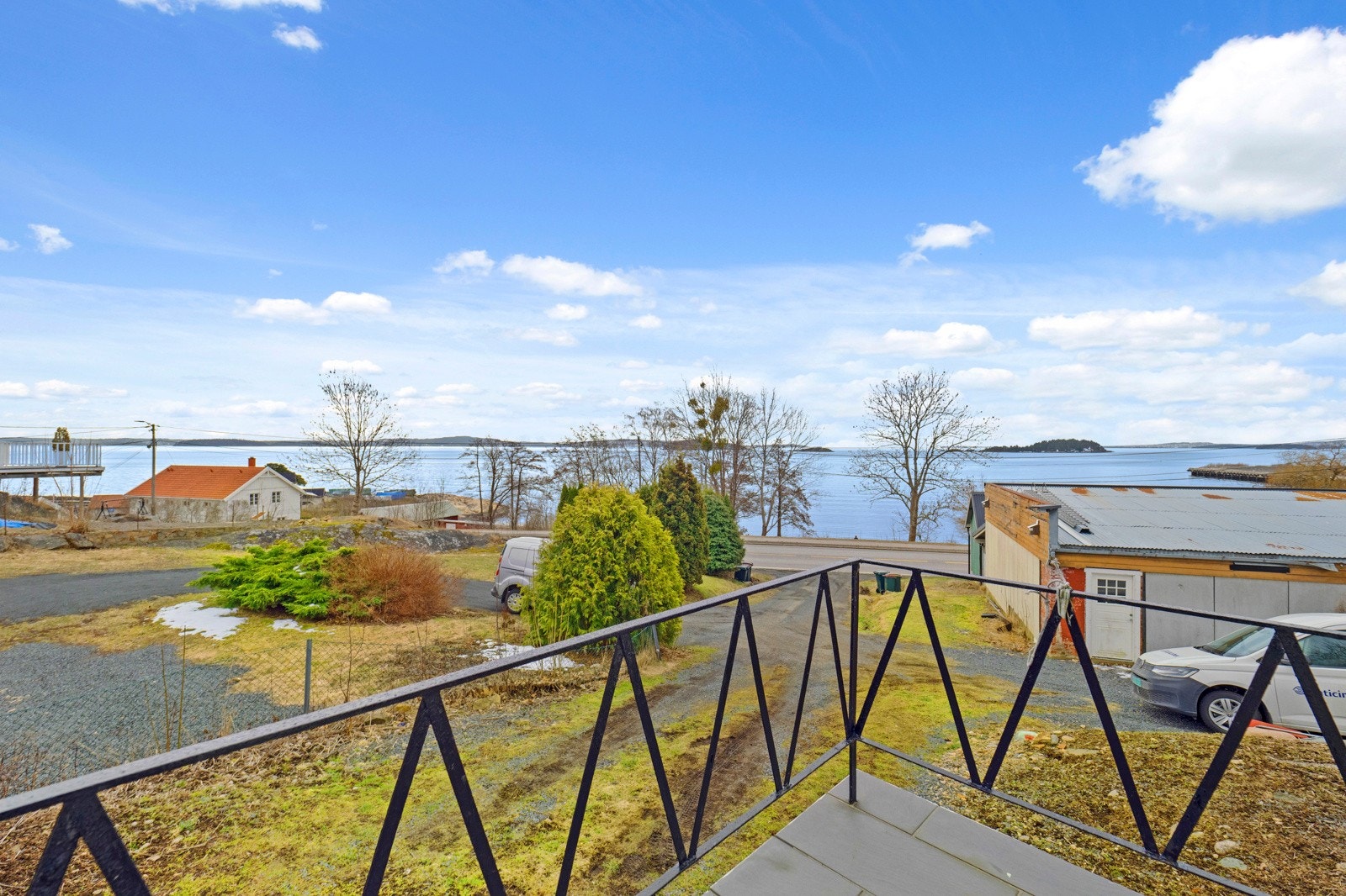 Eiendommen ligger med flott fjordutsikt og gode solforhold Galleribilde