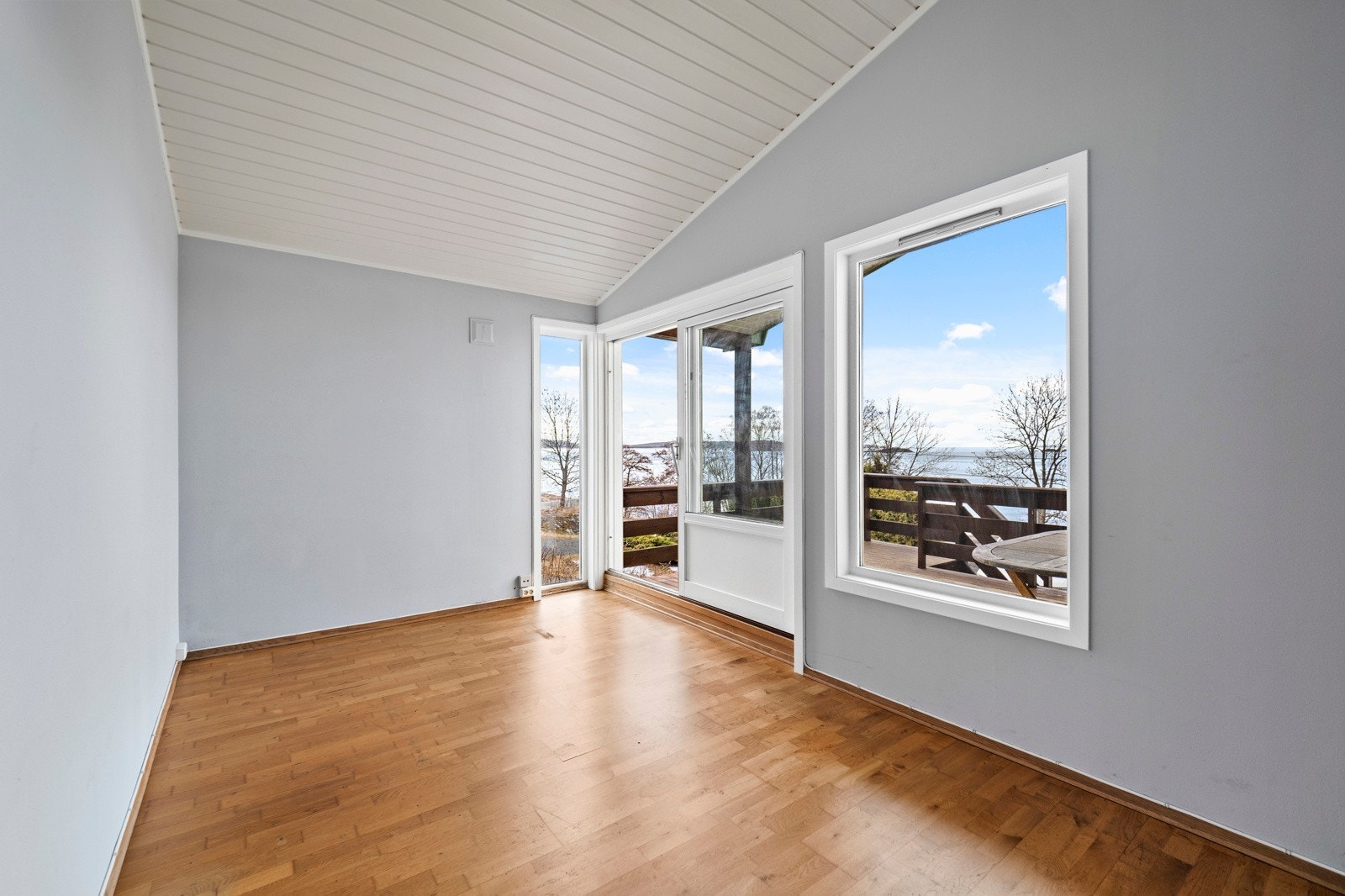 Stue med utgang til veranda Galleribilde