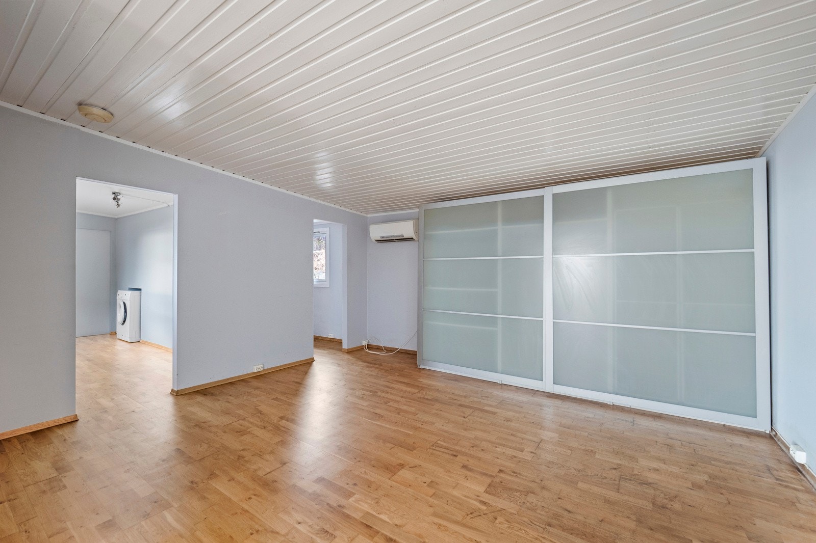 Garderobeskap i stuen Galleribilde