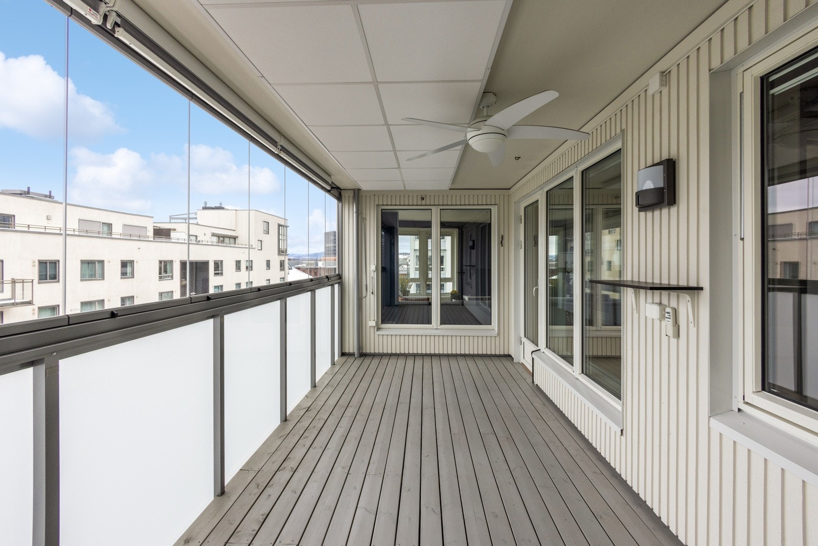 Stor syd-/vestvendt innglasset balkong hvor man kan nyte hyggelige sommerdager. Galleribilde