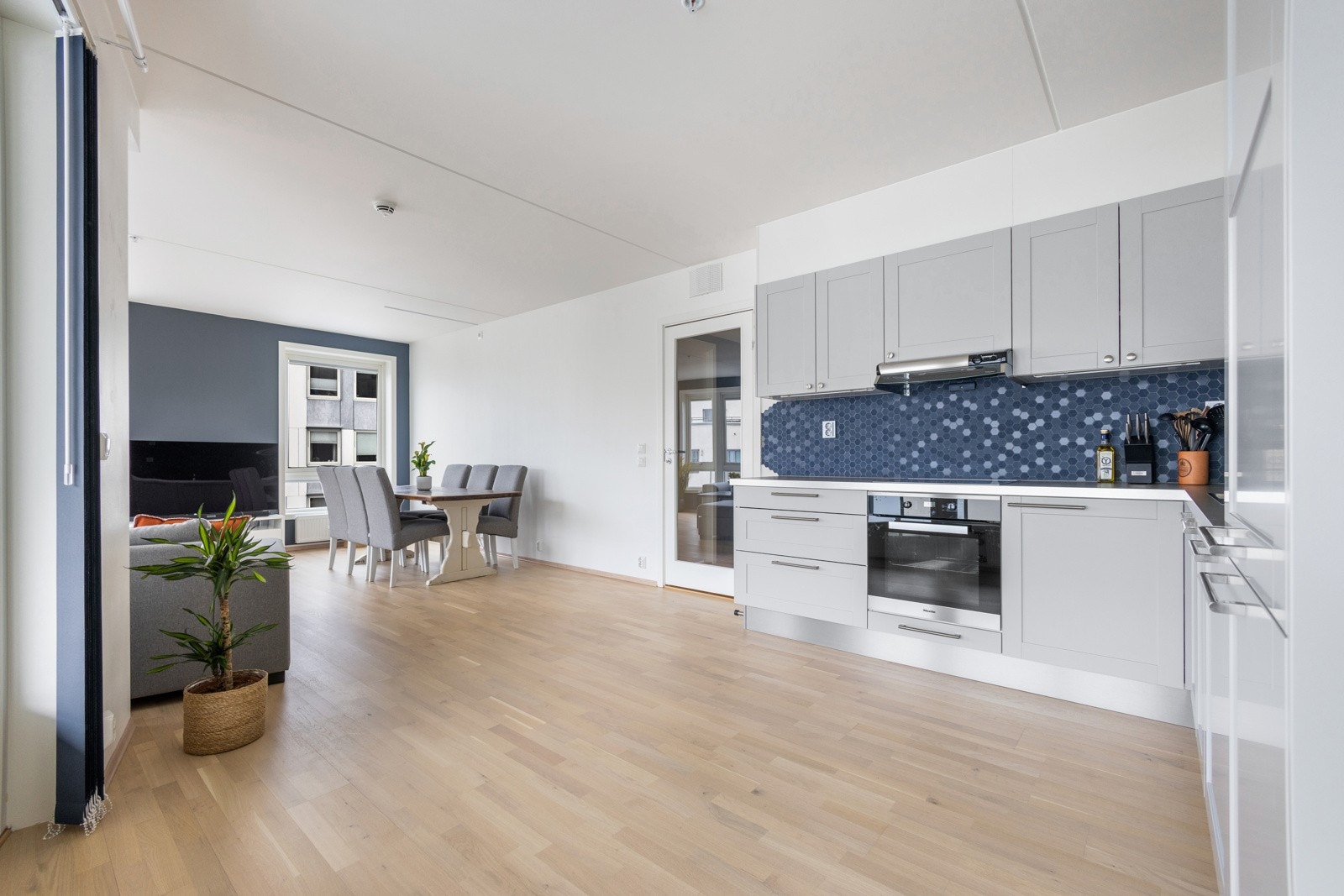 Romslig åpen stue- og kjøkkensløsning. Galleribilde