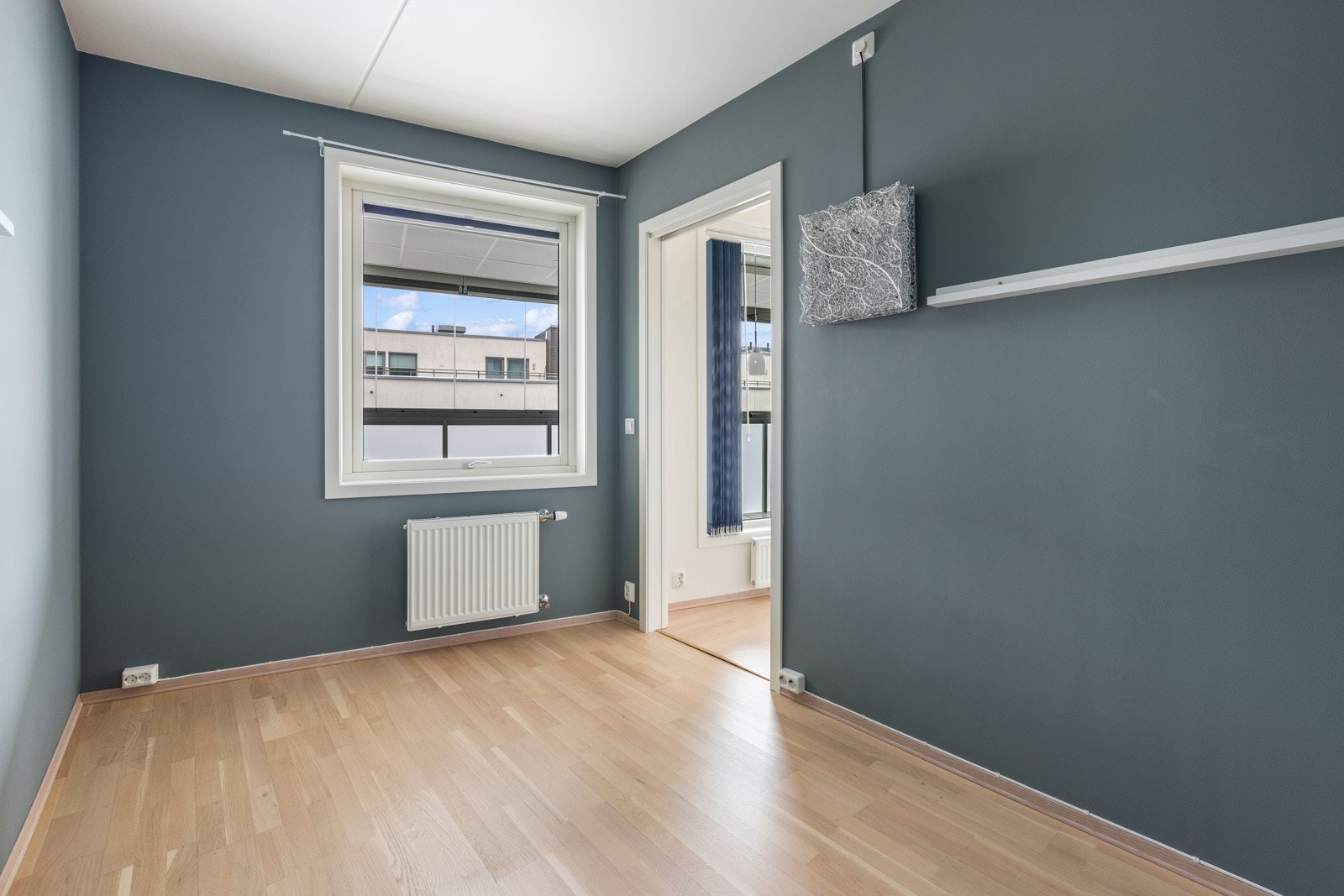 Soverom 2 med god plass tiil seng, nattbord og garderoeløsninger. Galleribilde