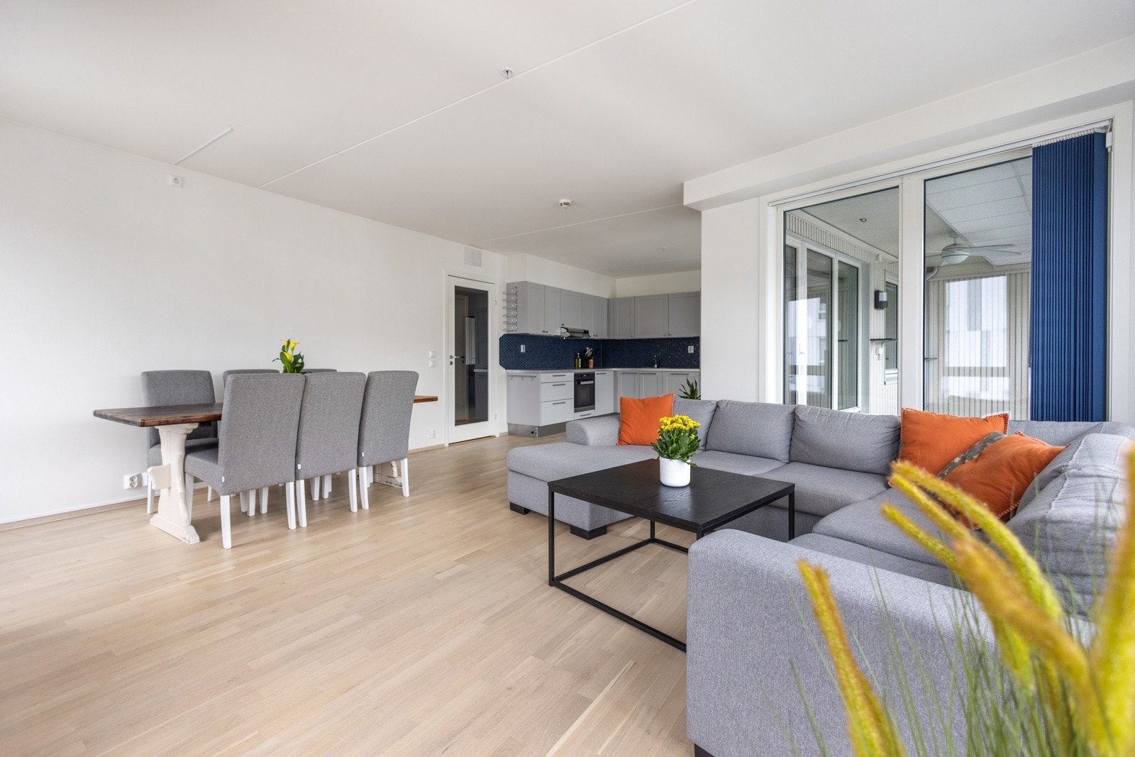 Romslig stue med flere møbleringsmuligheter. Galleribilde