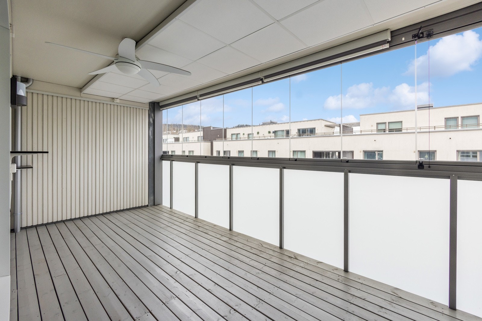 Balkongen er utstyrt med utelys, strømuttak, takvifte med lys og skreens og har god plass til ønsket utemøblement og gassgrill. Galleribilde