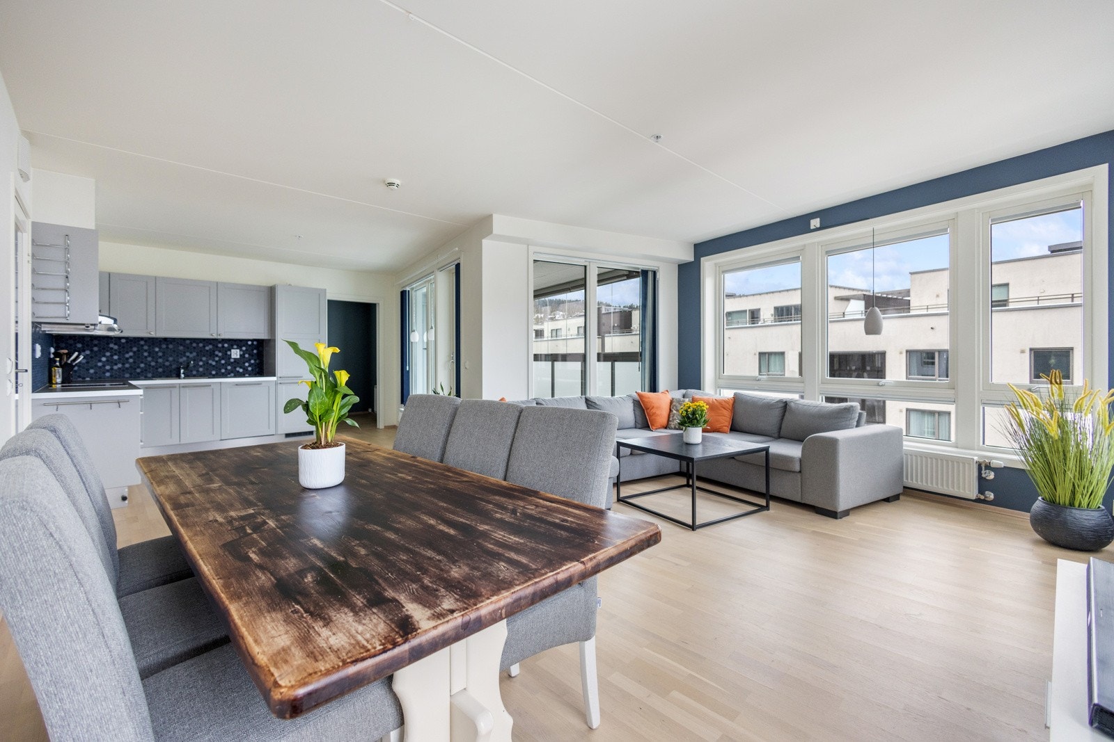 Romslig stue med god plass en hyggelig spisegruppe. Galleribilde