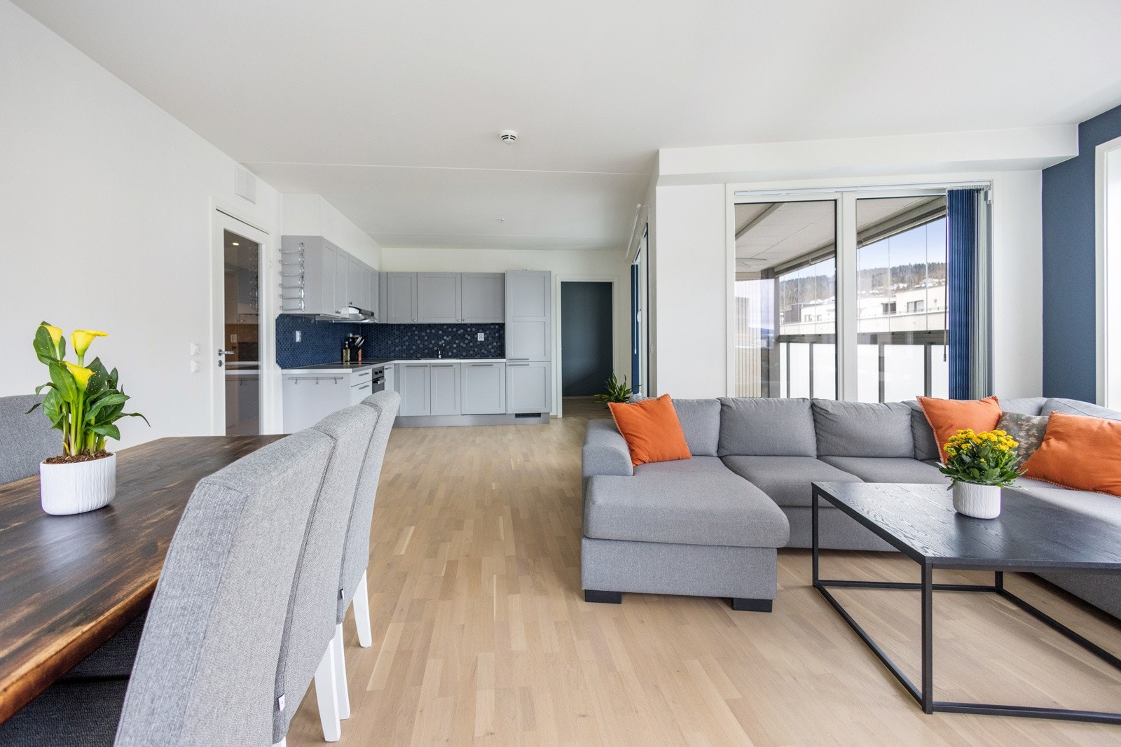 Fra stuen er det utgang til en innglasset balkong. Galleribilde