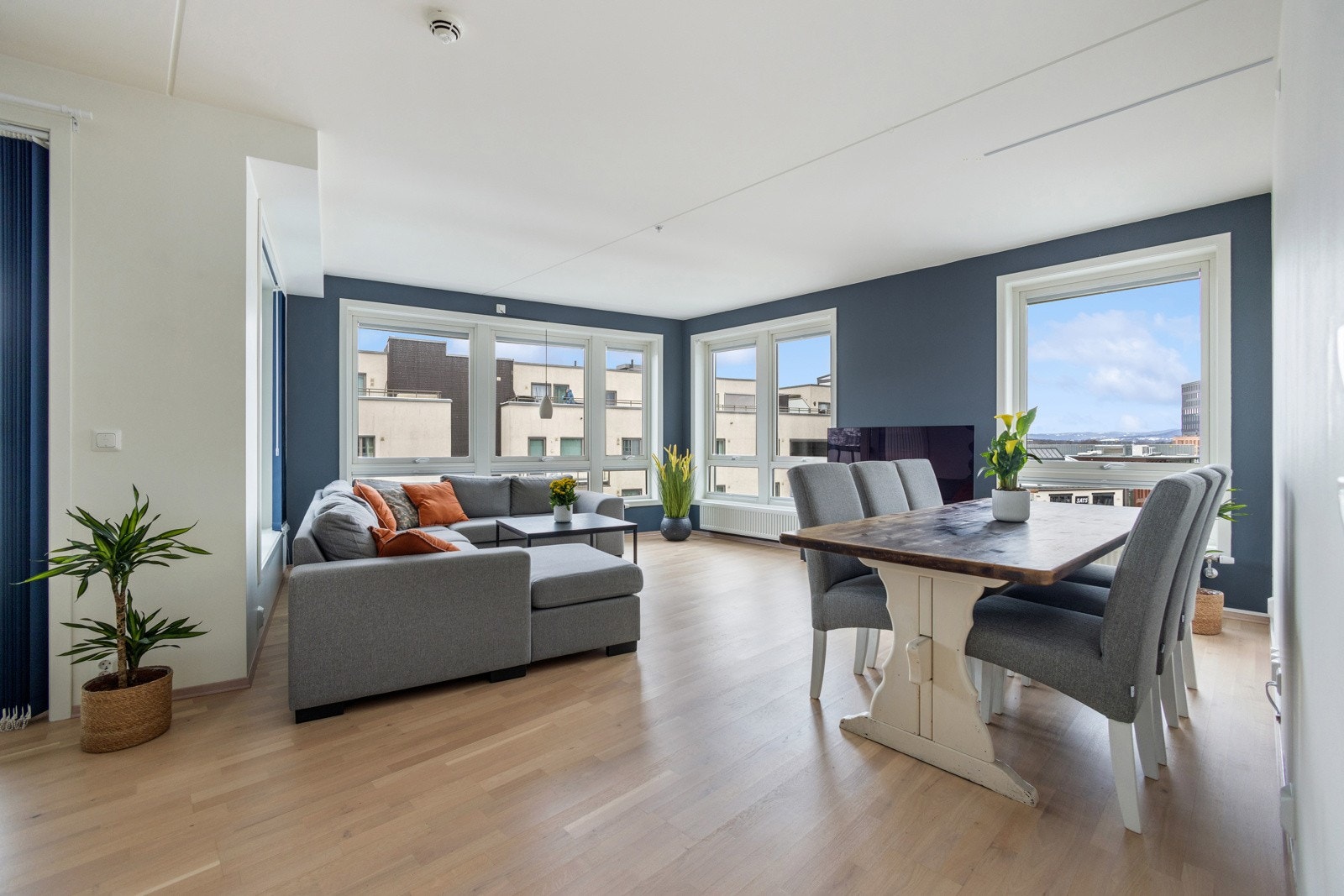 Stuen har god plass til sofa og mediemøblement. Galleribilde