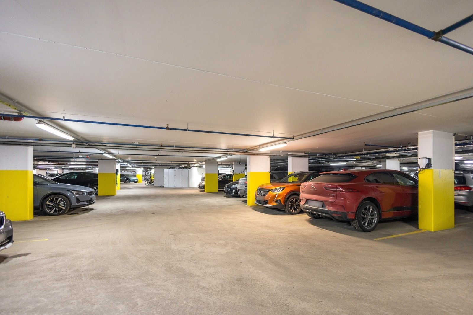 Garasjeplass med el-bil lader Galleribilde