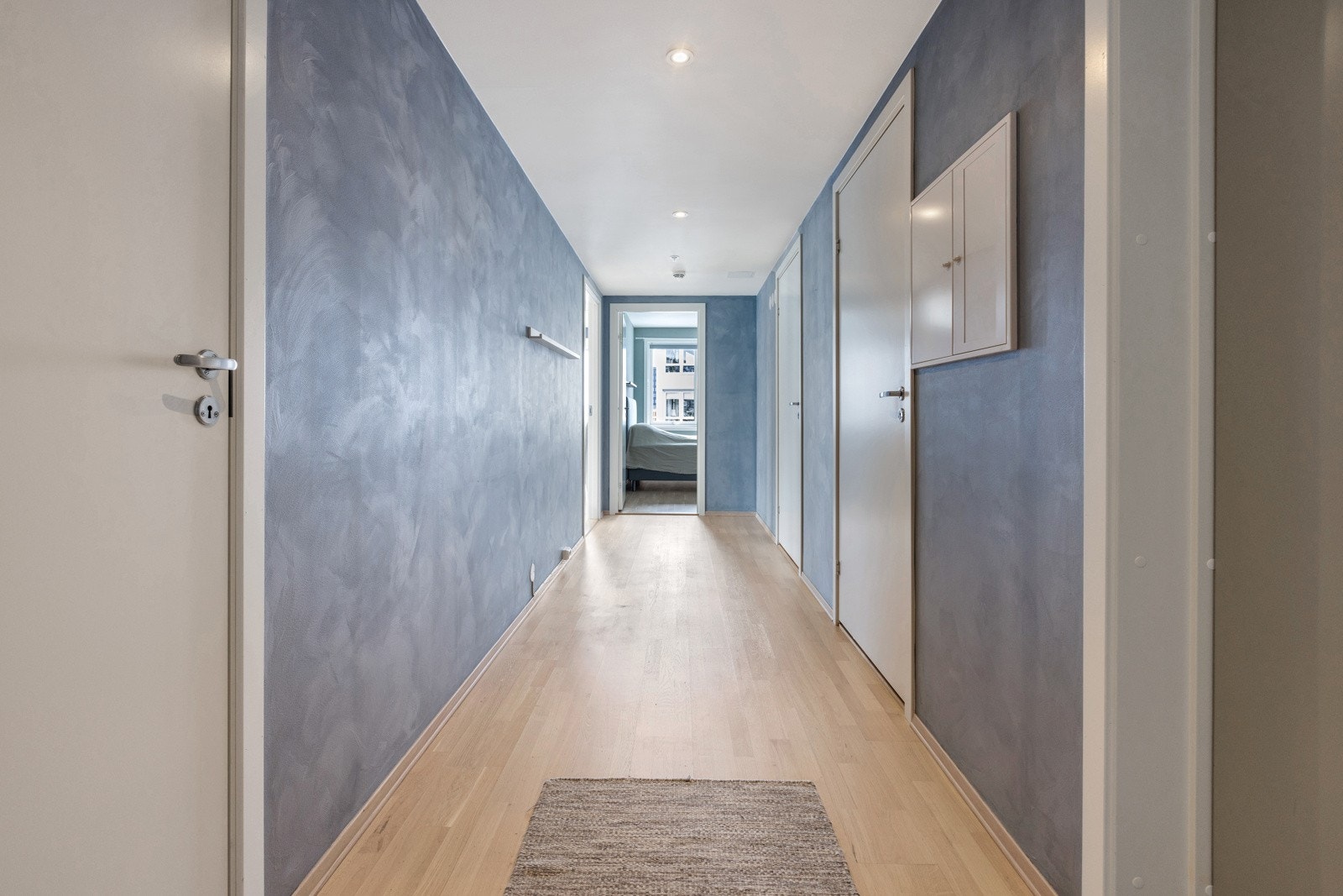 Lys entré med god plass til å henge fra seg yttertøy og sette fra seg sko. Galleribilde