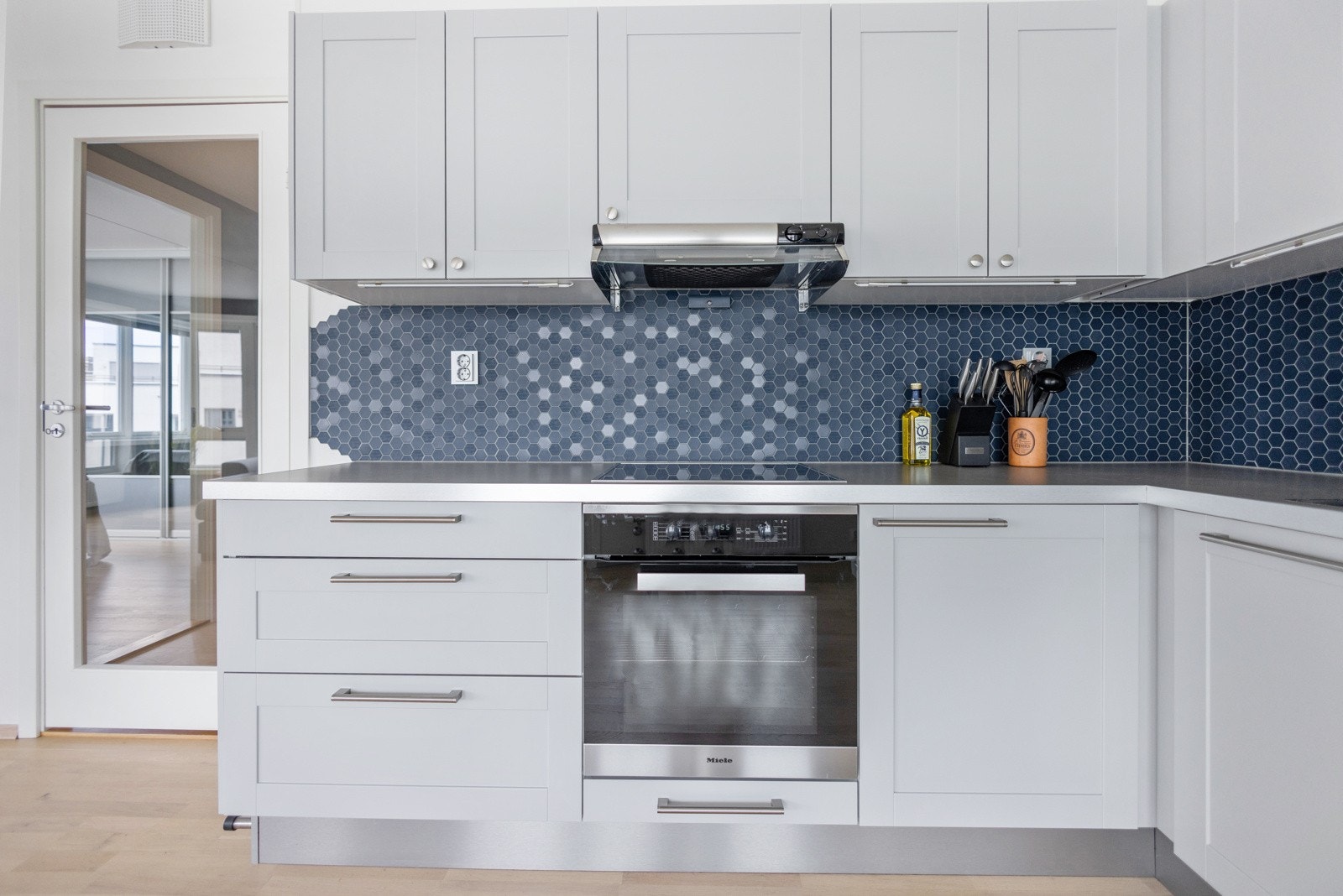 Innbydende kjøkkeninnredning fra Sigdal med integrerte hvitevarer og godt med skap- og benkeplass. Galleribilde