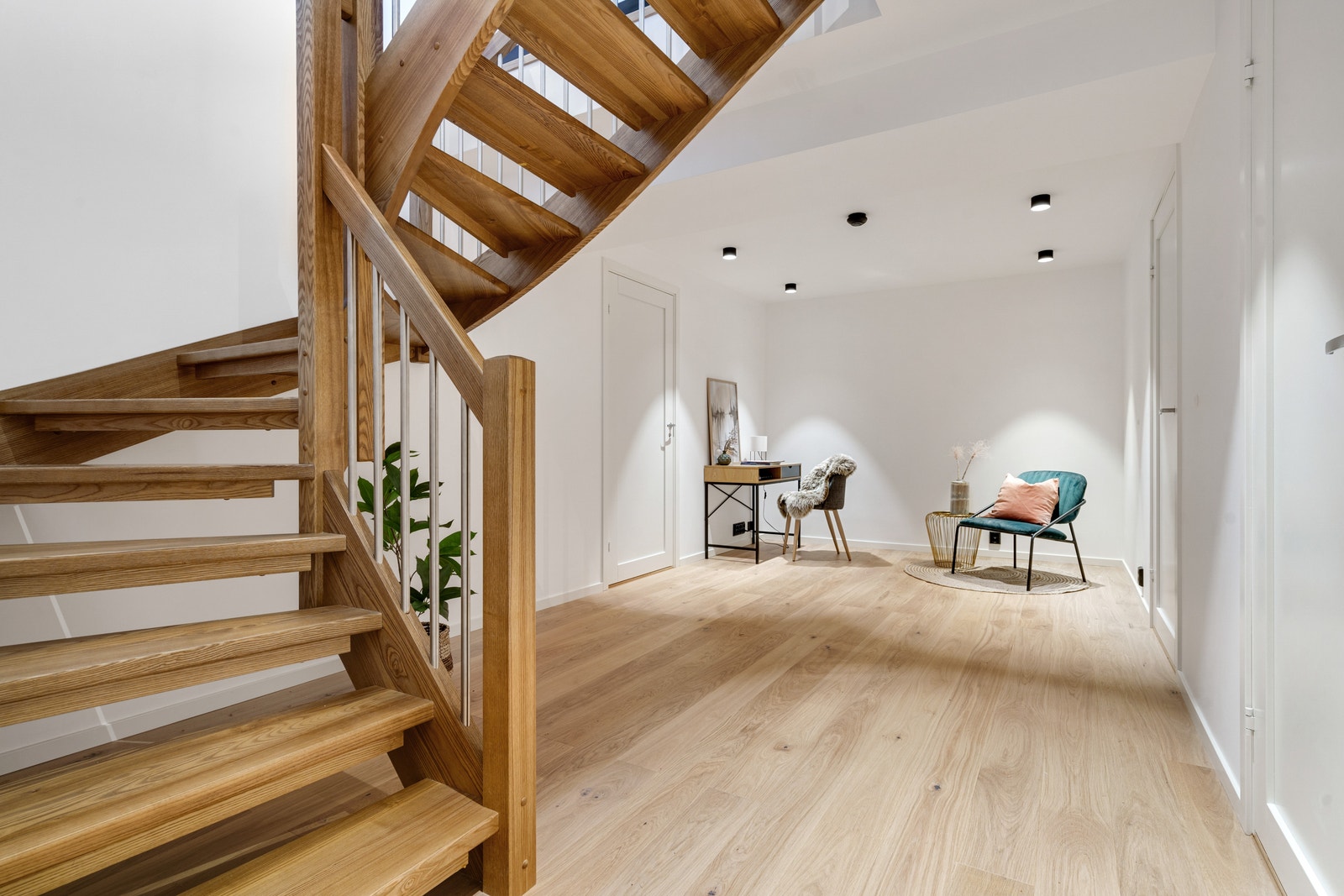 Fra entré kommer man inn i leilighetens bod/soverom, 2 soverom, bad og første stue Galleribilde