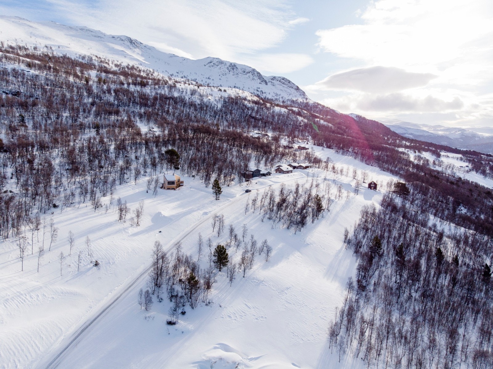Med langrennski kan du gå inn i lokal løype fra hytteområde Galleribilde