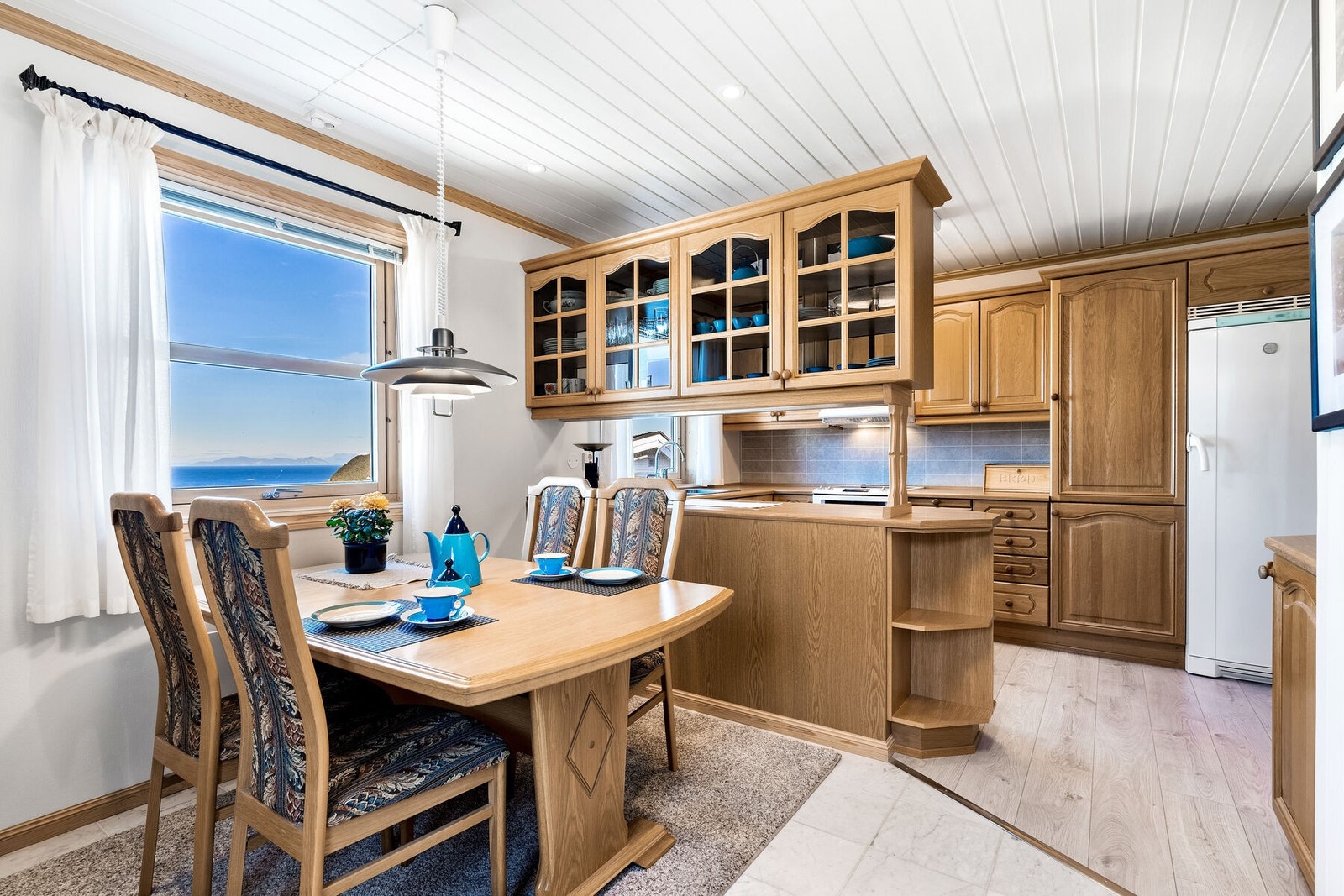 Kjøkken med god plass for et mindre spisebord. Galleribilde