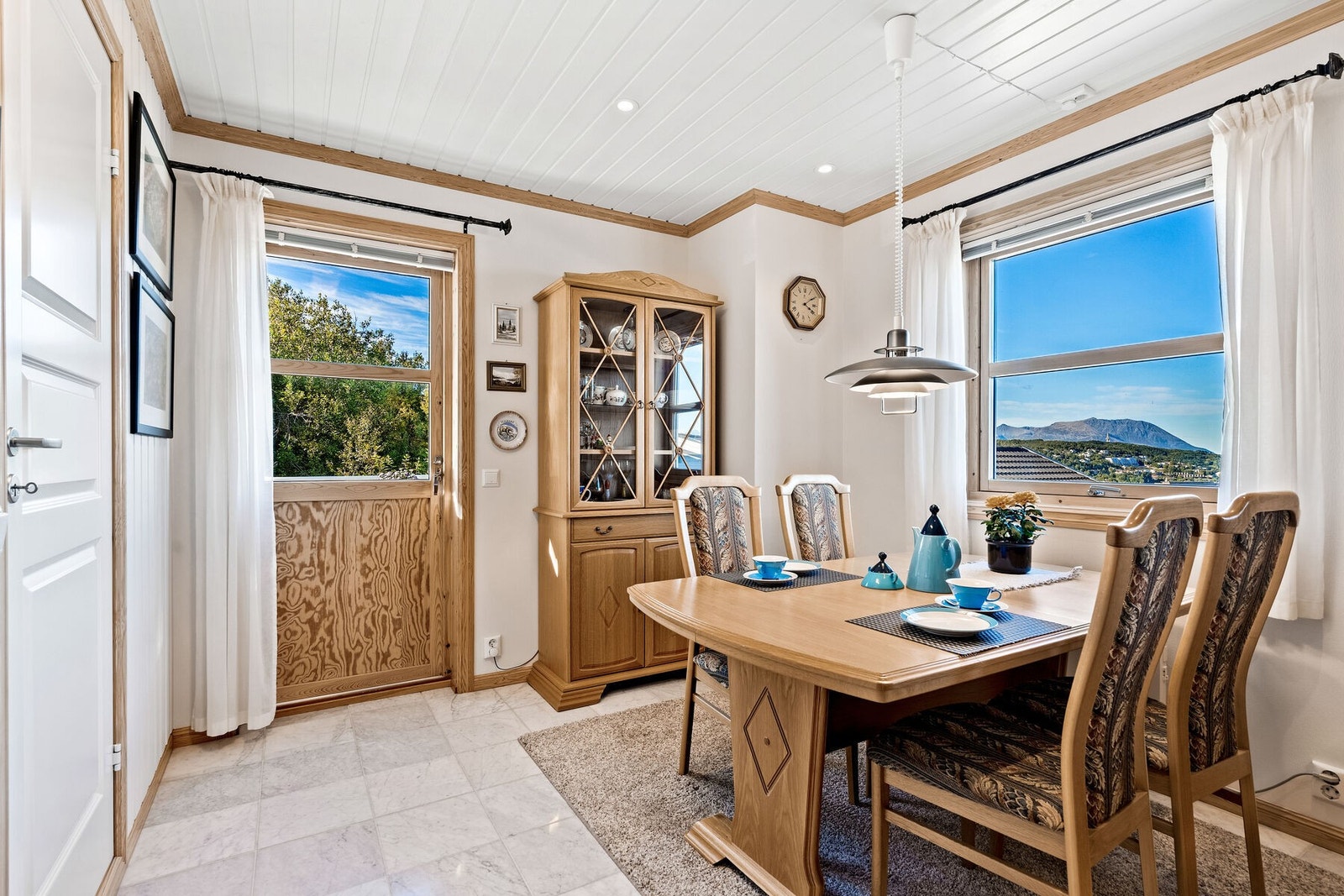 Direkte utgang til solrik veranda. Galleribilde