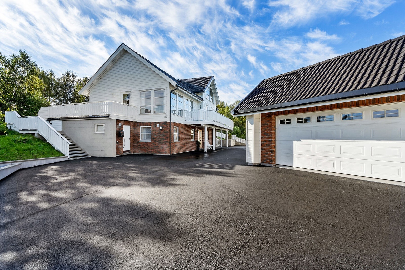 Gode parkeringsmuligheter i garasje og på tomt. Galleribilde