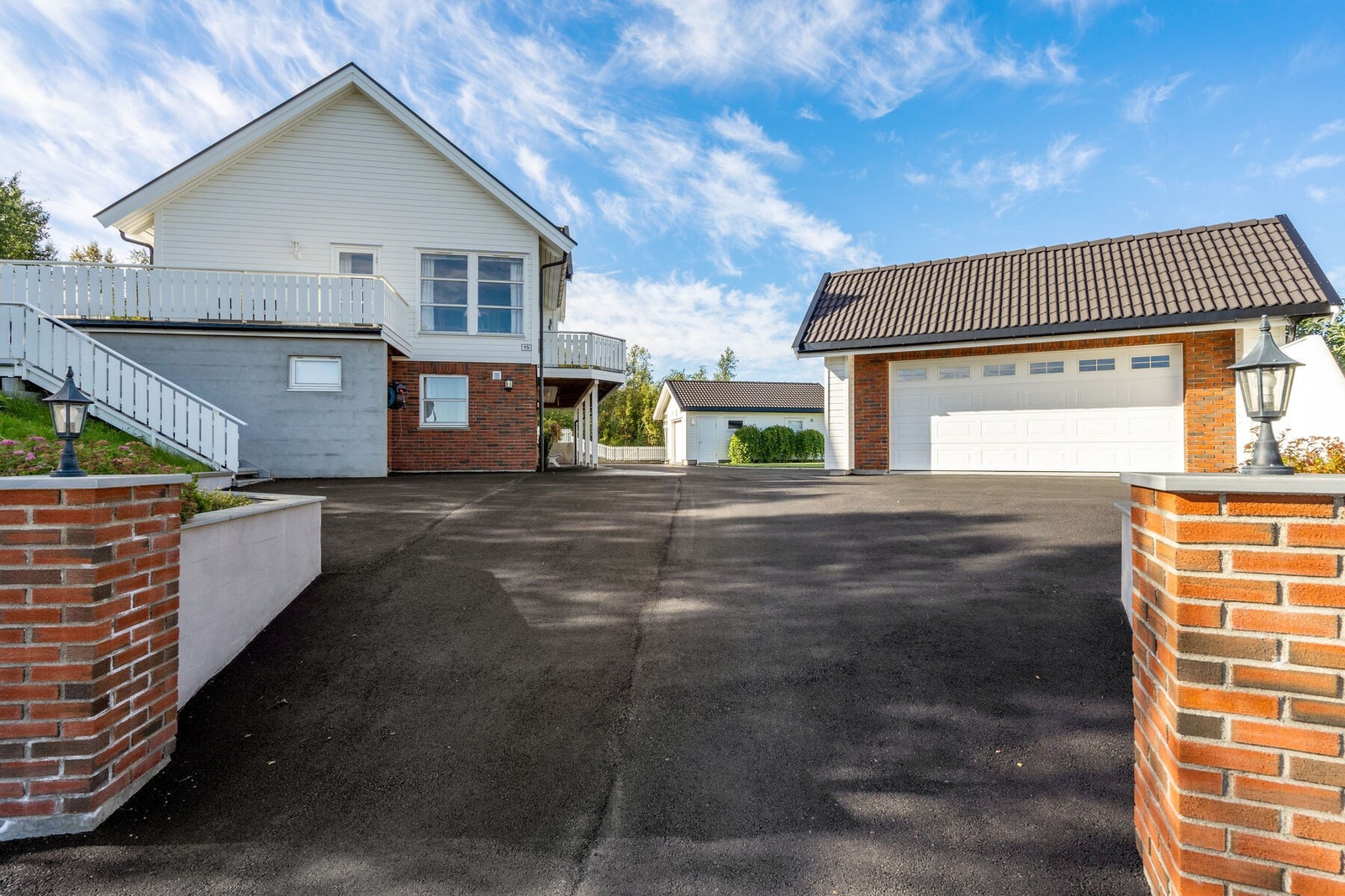 Asfaltert innkjørsel gjør det enkelt å vedlikeholde året rundt. Galleribilde