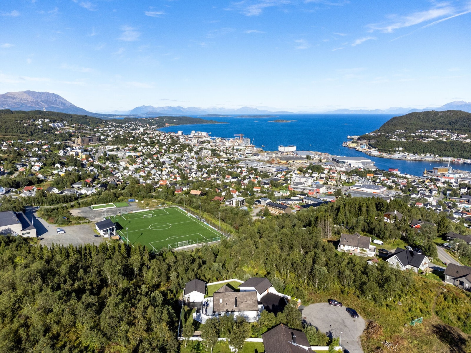 Barnevennlig beliggenhet med gangavstand til barnehage og idrettsanlegg. Galleribilde